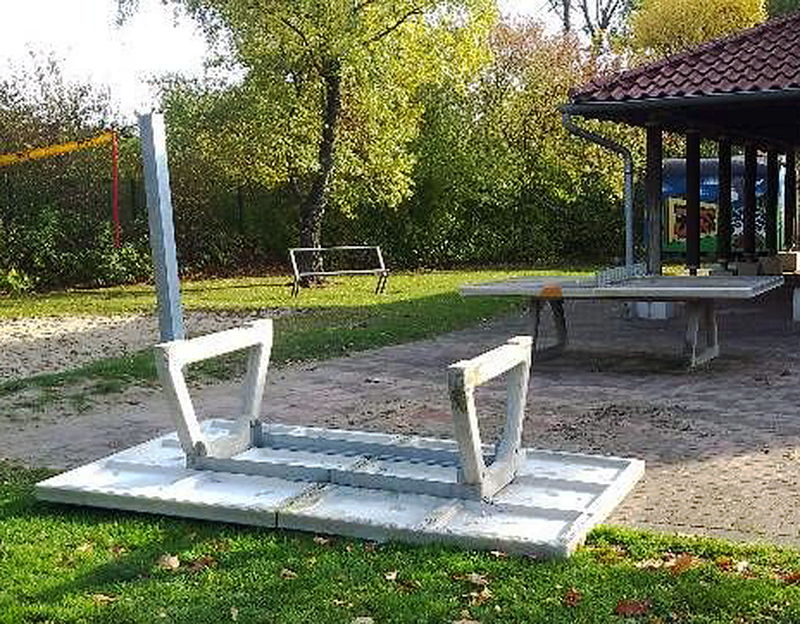 Auf dem Spielplatz an der Butendorfer Schachtstraße haben Unbekannte eine der schweren Tischtennisplatten umgeworfen. Da die Platte komplett zerstört wurde, entstand so ein Sachschaden in Höhe von 2.000 Euro.