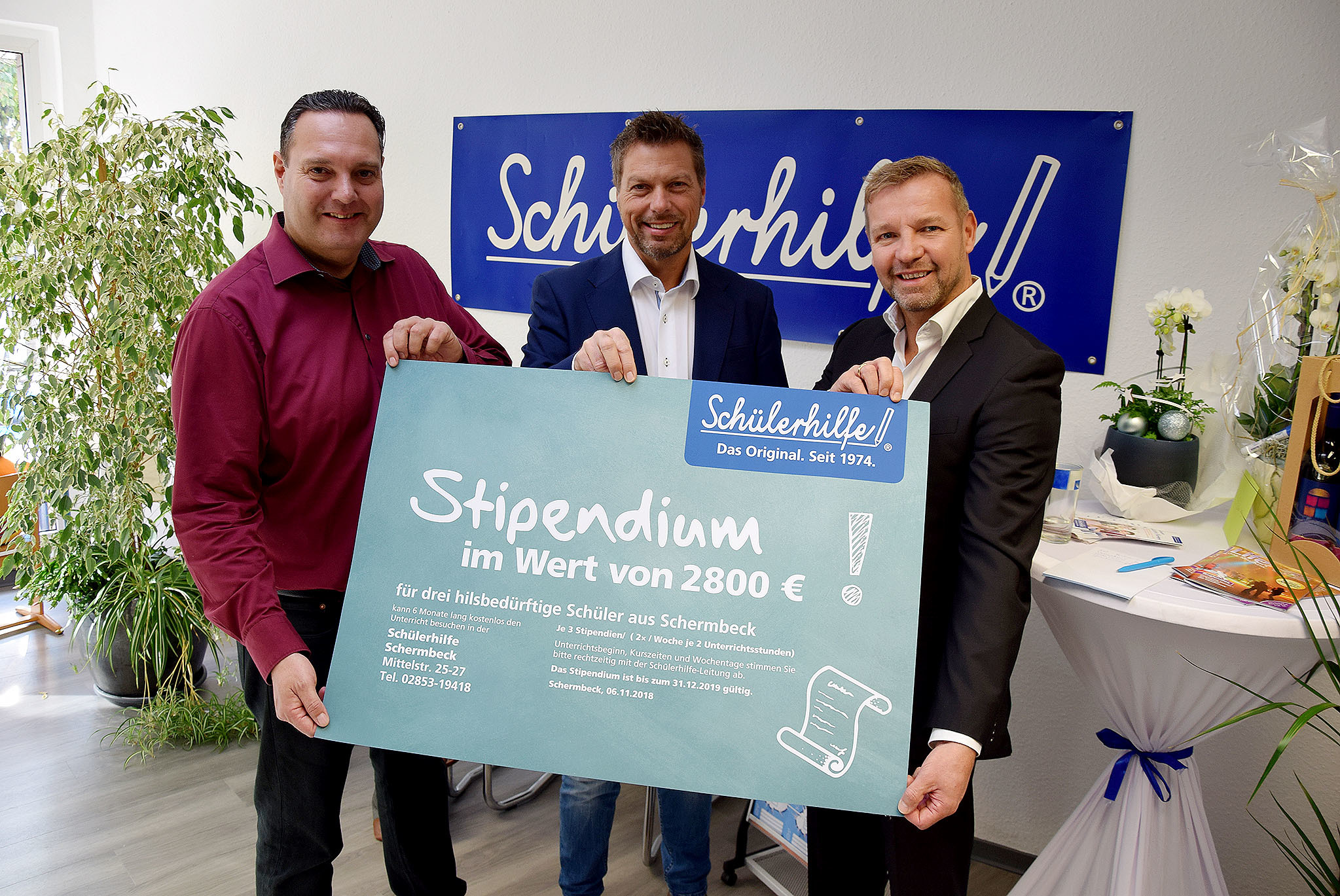 Carsten Wolberg eröffnete die neue Schülerhilfe an der Mittelstraße. Das freut auch Wirtschaftsförderer Gerd Abel und Bürgermeister Mike Rexforth.