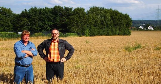 Roland Löpke und Stefan Borggraefe auf der Fläche in Stockum, die in ein Gewerbe- und Industriegebiet umgewandelt werden soll