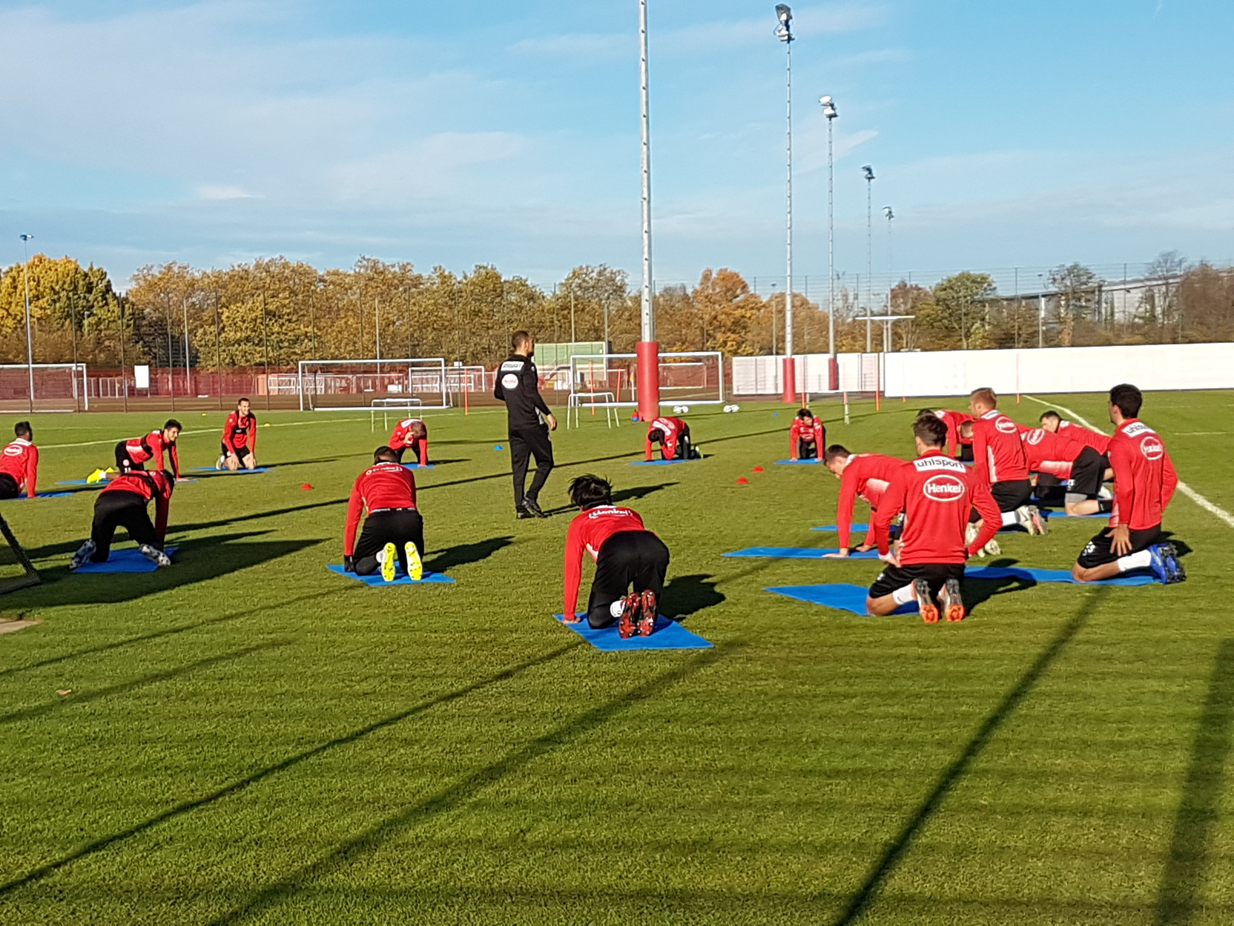 Unter Anweisung von Athletiktrainer Robin Sanders absolvieren die Spieler Stretching-Übungen.