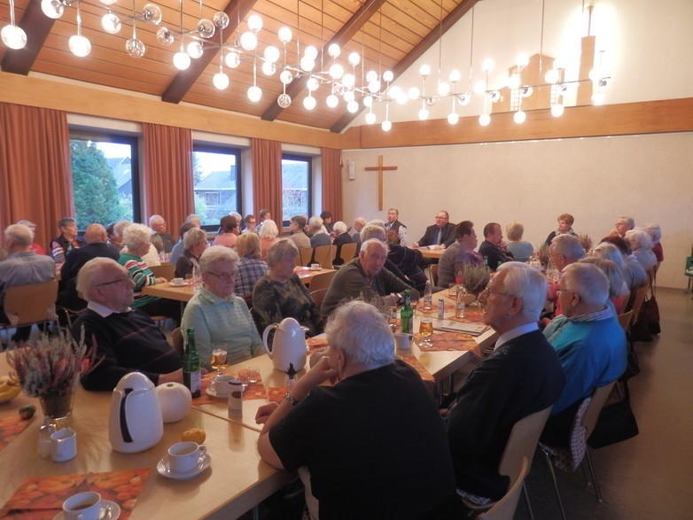 Ein voller Gemeindesaal in St. Meinolfus zeugt vom großen Interesse der ZuhörerInnen am Thema" Bestattungskultur im Wandel der Zeit"