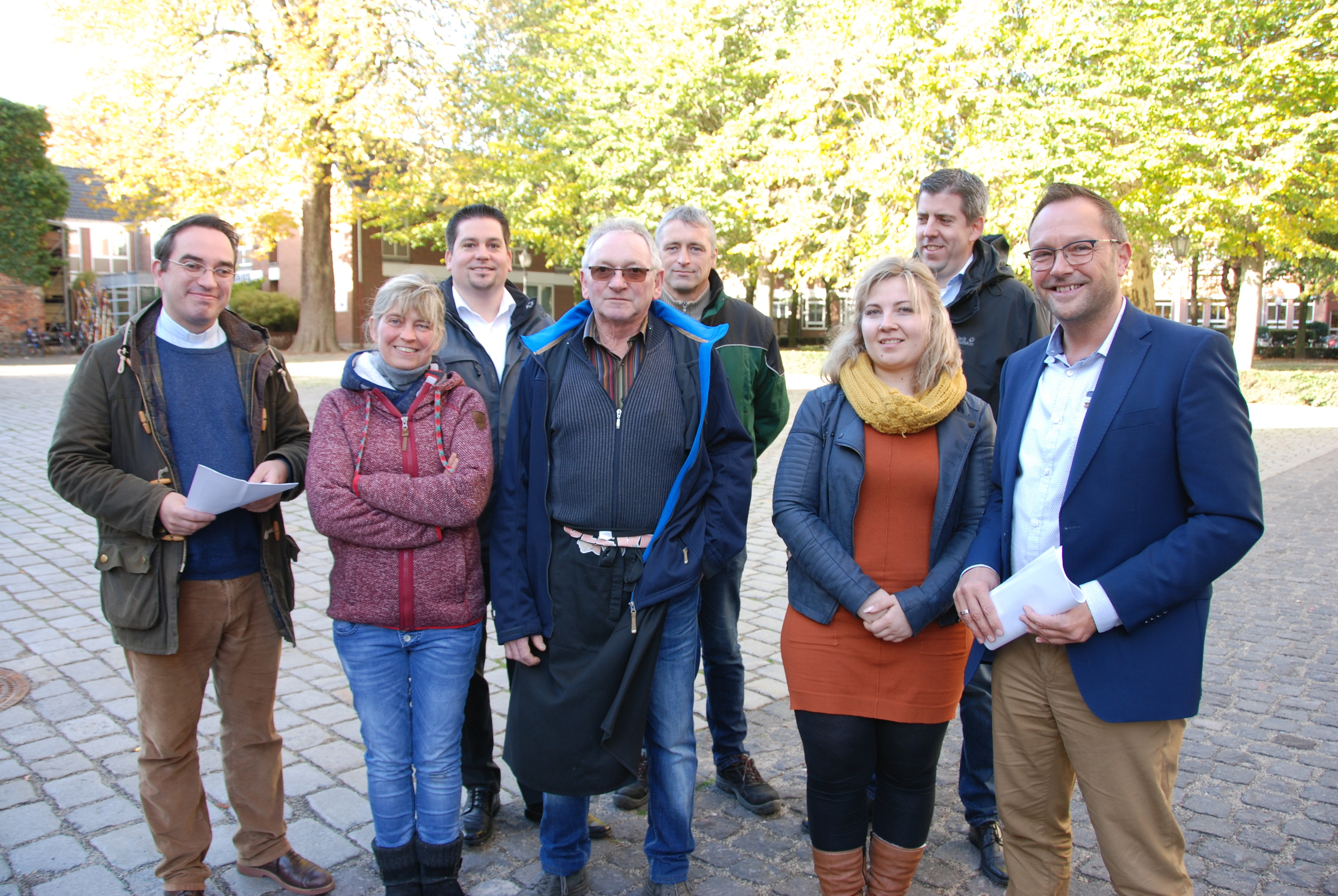 Xantens Bürgermeister Thomas Görtz, Tobias Fuß und Evgenia Dudnik vom Ordnungsamt der Stadt danken Tobias Faasen und Kaplan Christoph Potowski von der Propsteigemeinde für ihre Bereitschaft den Versuch mit zu tragen. Die Marktbeschicker hoffen, dass die Kunden ihnen treu bleiben.