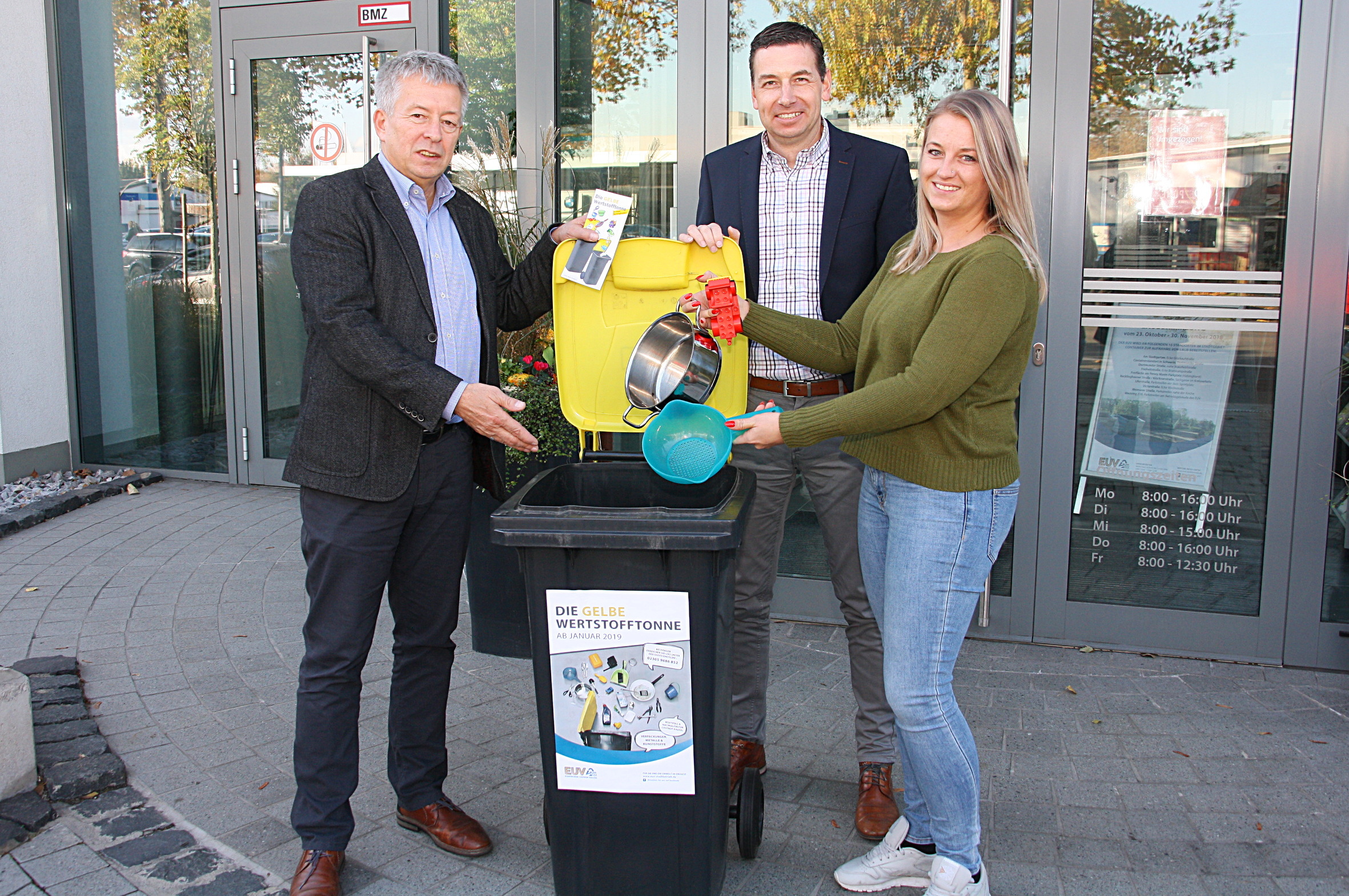 So ist's richtig: EUV-Chef Michael Werner (v.l.), Christian Keitmann, Leiter des Betriebshofs, und Dhana Stannek, Leiterin des Kundenservice, demonstrieren, was ab dem 1. Januar 2019 in der gelben Wertstofftonne entsorgt werden darf.