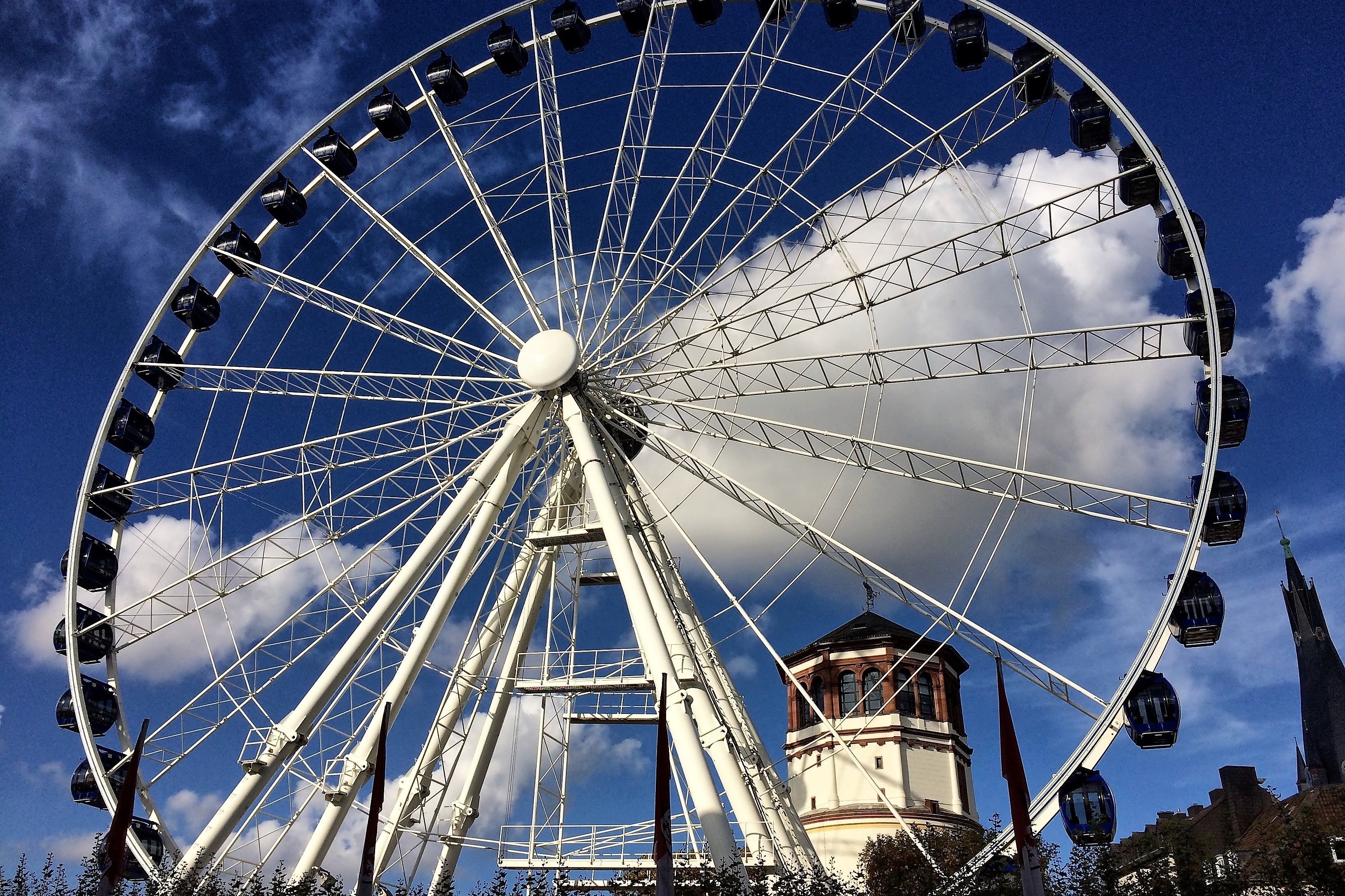 Alle Jahre wieder...und immer wieder faszinierend: Das Riesenrad auf dem Burgplatz mit Schlossturm.