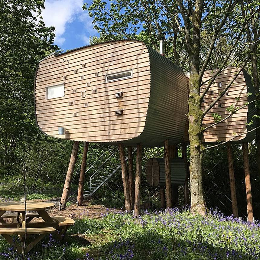 Ein erhöhtes Off-Grid Baumhaus