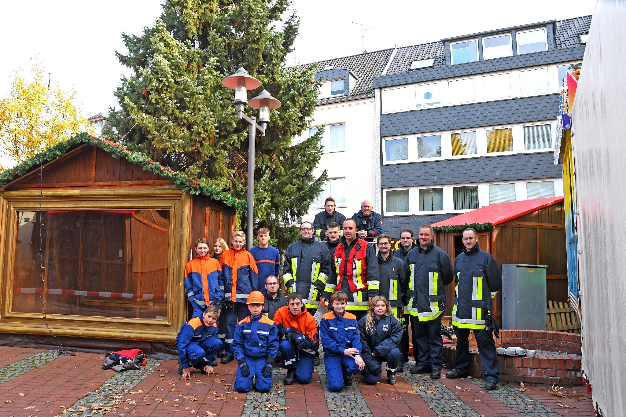 Die Freiw. Feuerwehr Steele plus Jugendfeuerwehr hat die echte KURIER-Tanne auf dem Kaiser-Otto-Platz geschmückt. Danke! Foto: Janz