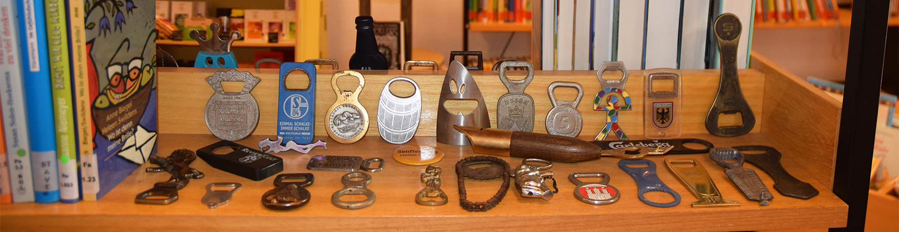 Platz ist in der kleinsten Ecke. Selbst in den Regalen finden sich Stücke aus der Sammlung von Peter Danelzig.