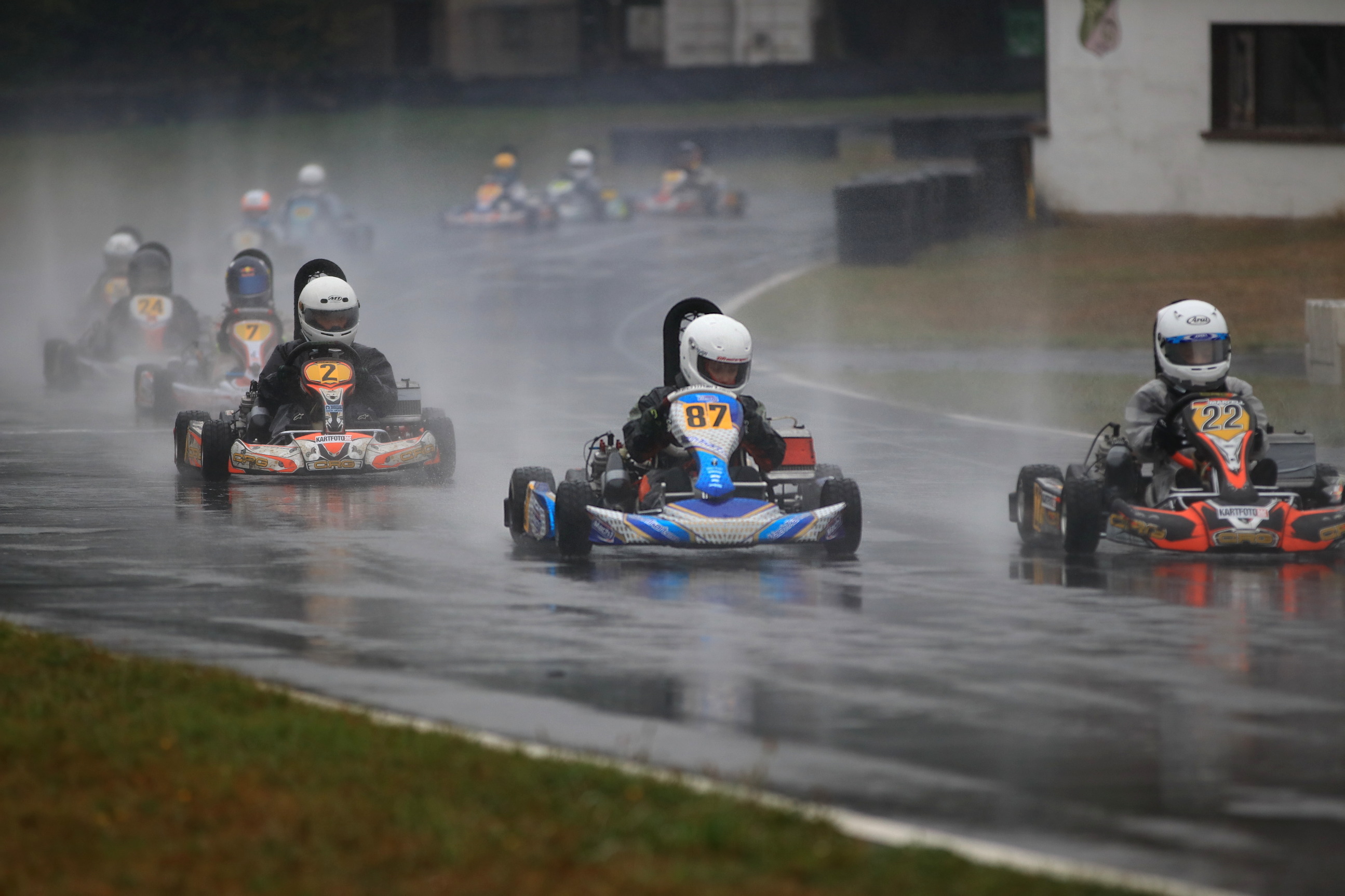 Es gibt kein falsches Wetter, nur falsche Reifen: Luca Schwab (mi.) hatte die Kart-Nase fast immer vorn.