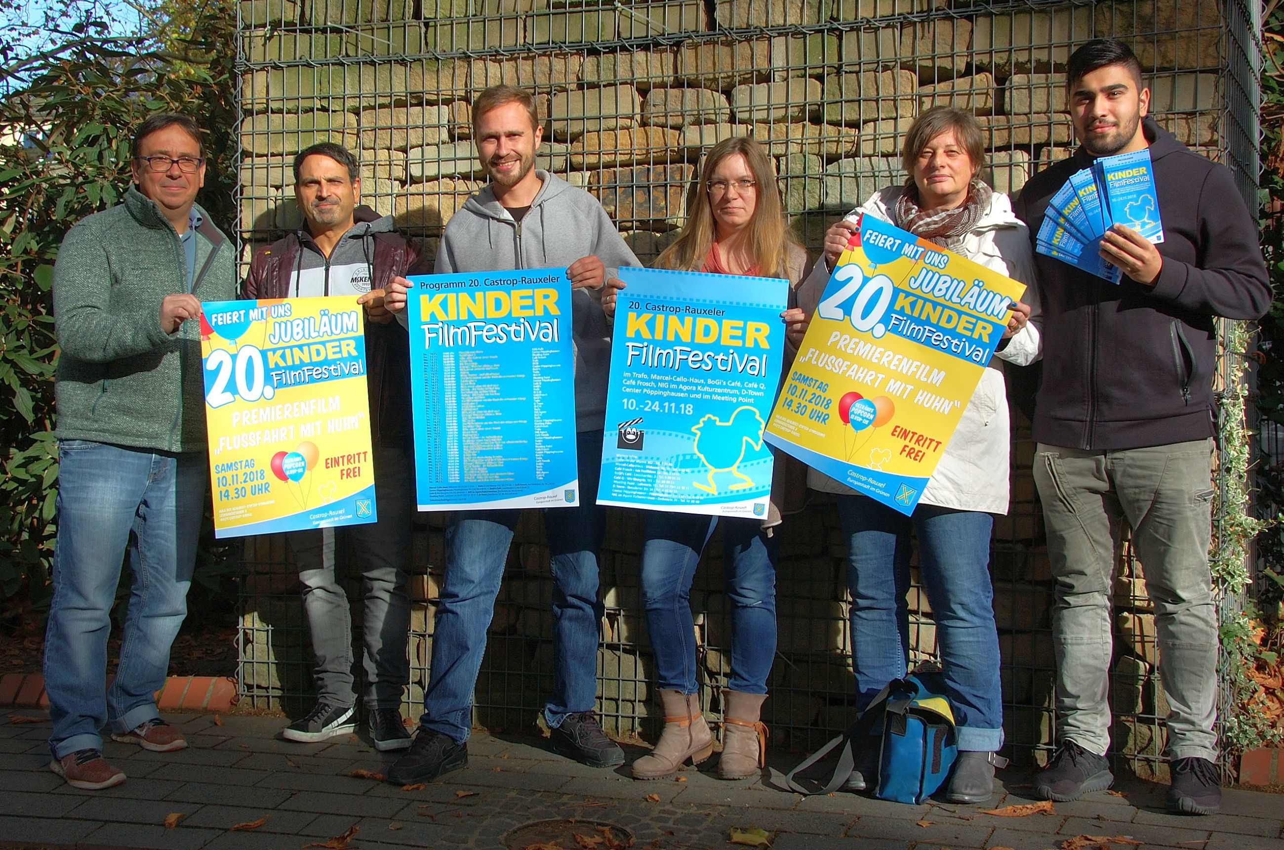 Das Team des KinderFilmFestivals mit dem Plakat.