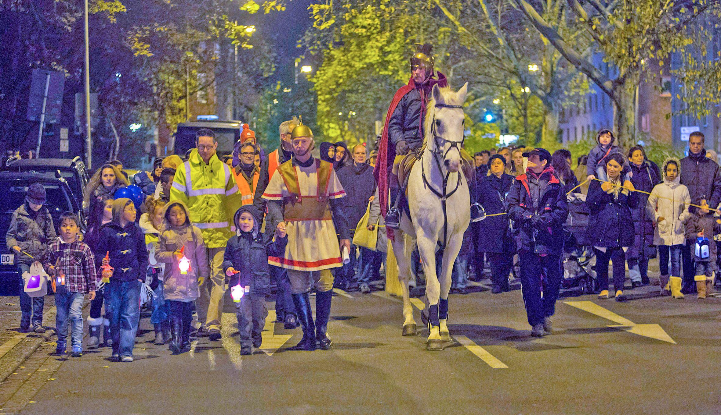 Noch wird in Schulen und Kindergärten an Laternen gebastelt, am Samstag werden sie beim großen Laternenumzug durch die Nordstadt auf dem Weg zum Keuning-Haus leuchten.