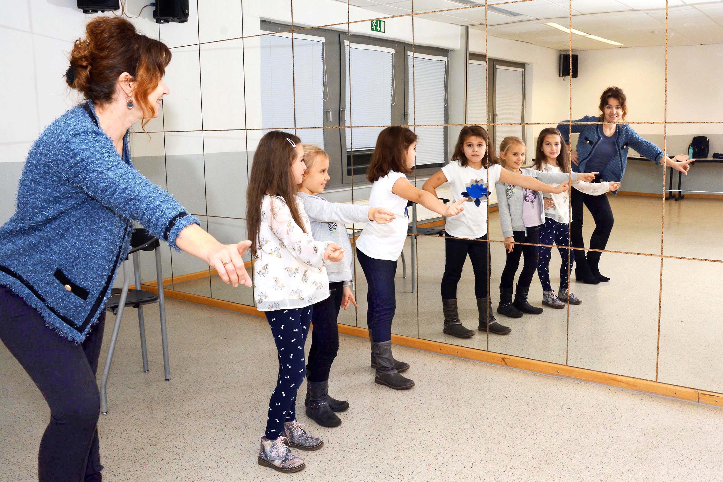 Unter Leitung der Tanz- und Theaterpädagogin Elena Tissen üben sich die Kids beim "Tanztheater" in der Scharnhorster Jugendfreizeitstätte "Das Zentrum".