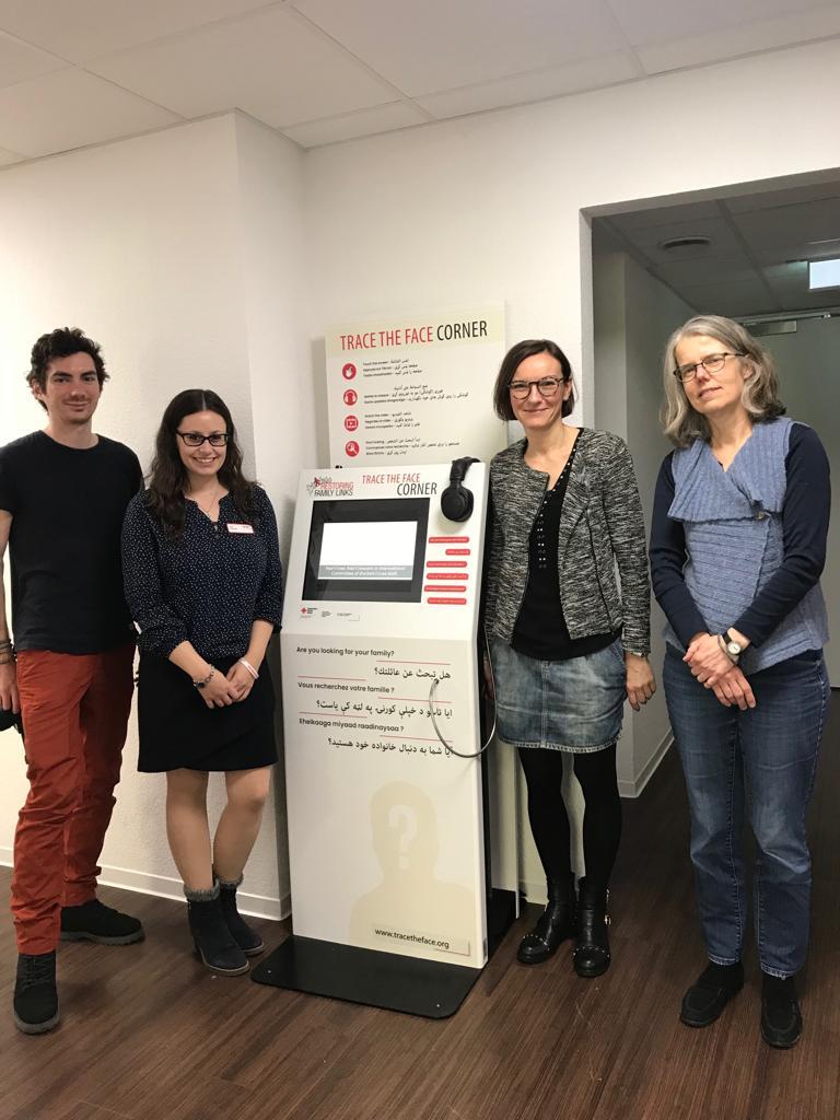 Mitarbeiter vom Roten Kreuz unterstützen bei der Angehörigensuche am neuen Trace the Face Corner: Axel Moeschler, Alessia Marusco, Martina Tuksa-Seles undDr. Hilde Heij (v.l.n.r.).