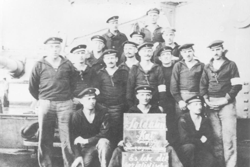 Mit dem Aufstand der Matrosen und Arbeiter am 3.11.1918 in Kiel beginnt die Novemberrevolution. Am 6. November greift die revolutionäre Bewegung auf Wilhelmshaven über. Matrosen vom Linienschiff "Prinzregent Luitpold" an Deck des Schiffes mit der Tafel "Soldatenrat Kriegsschiff Prinzregent Luitpold. Es lebe die sozialistische Republik".