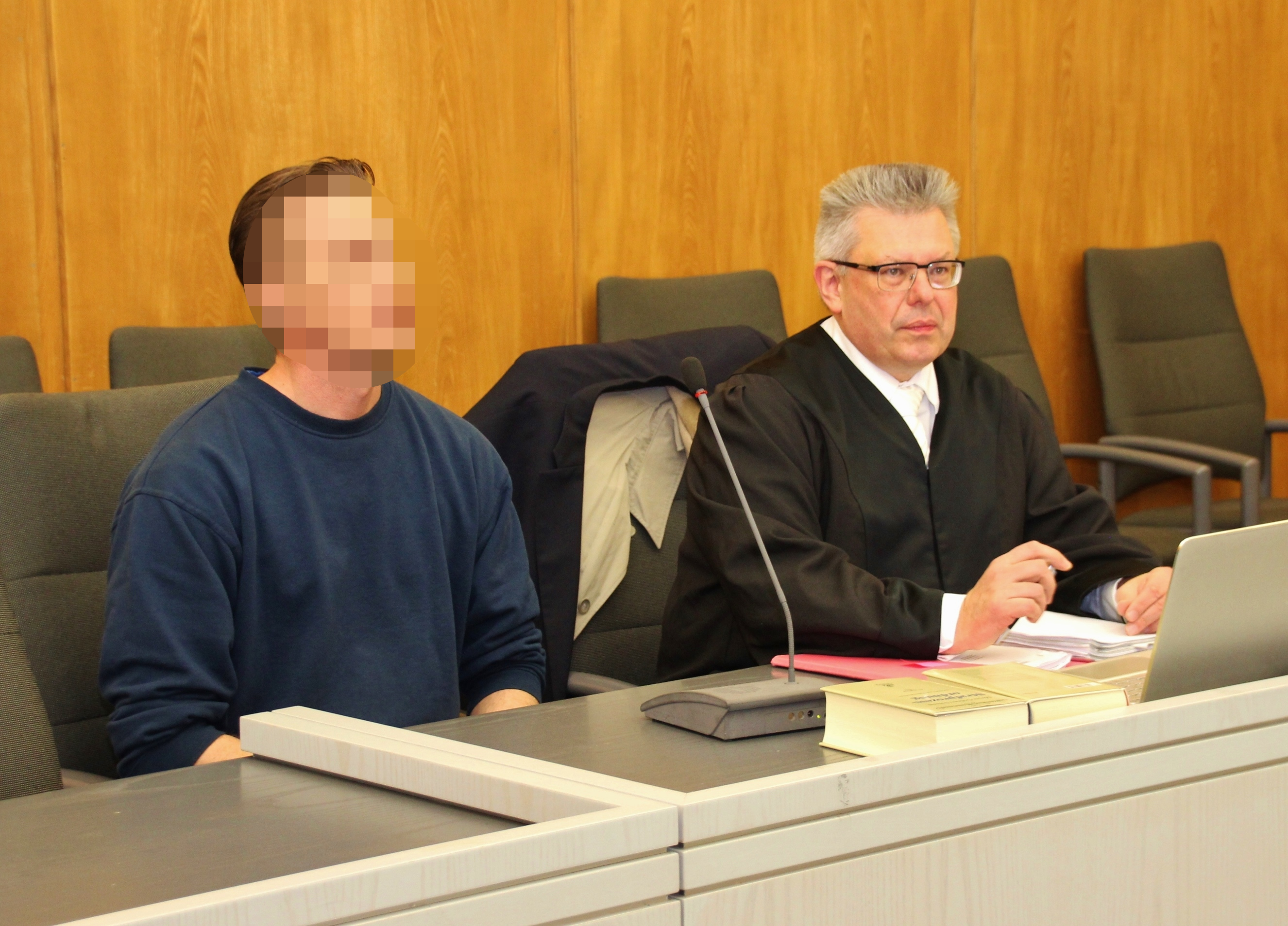 Der 38 Jahre alte Angeklagte aus Hattingen (li.) neben seinem Strafverteidiger Rechtsanwalt Peter Steffen.