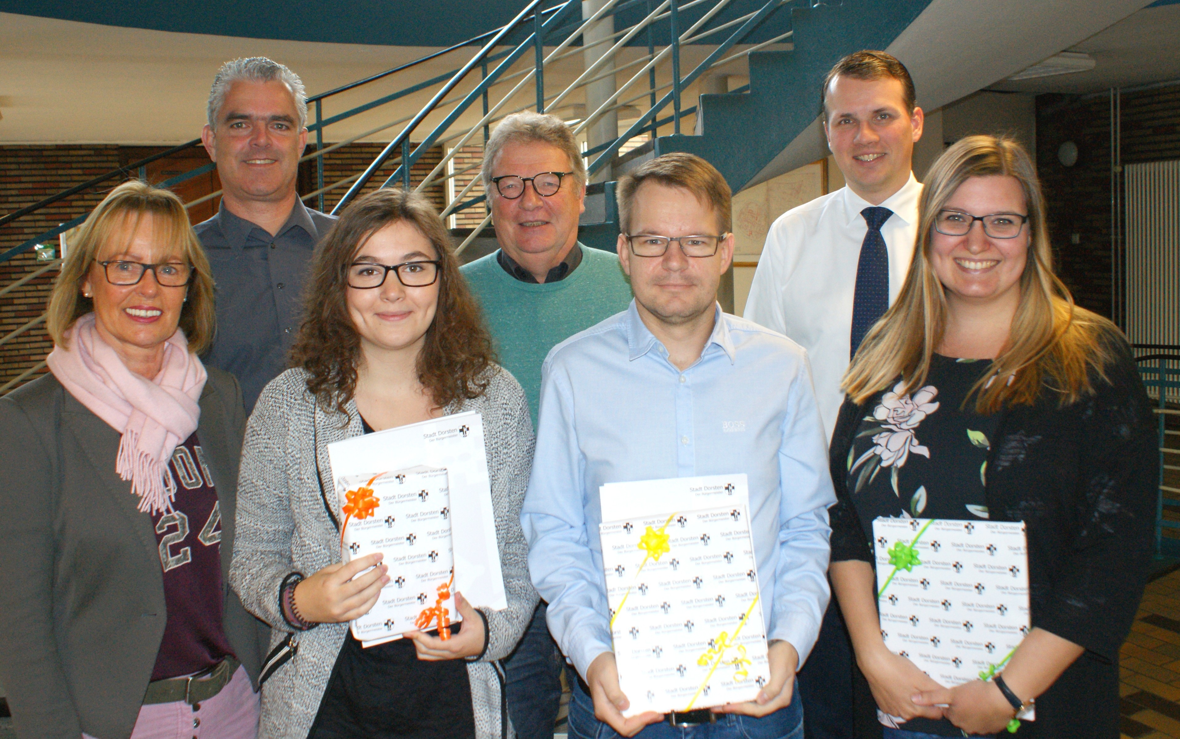 Das Bild zeigt (hintere Reihe v.l.) Ausbildungsleiter Frank Maiß, Personalchef Norbert Hörsken, Bürgermeister Tobias Stockhoff (vordere Reihe v.l.) Personalratsvorsitzende Waltraud Hadick sowie die „ehemaligen“ Azubis Katrin Korczak, Paul Danielek und Christina Leying.