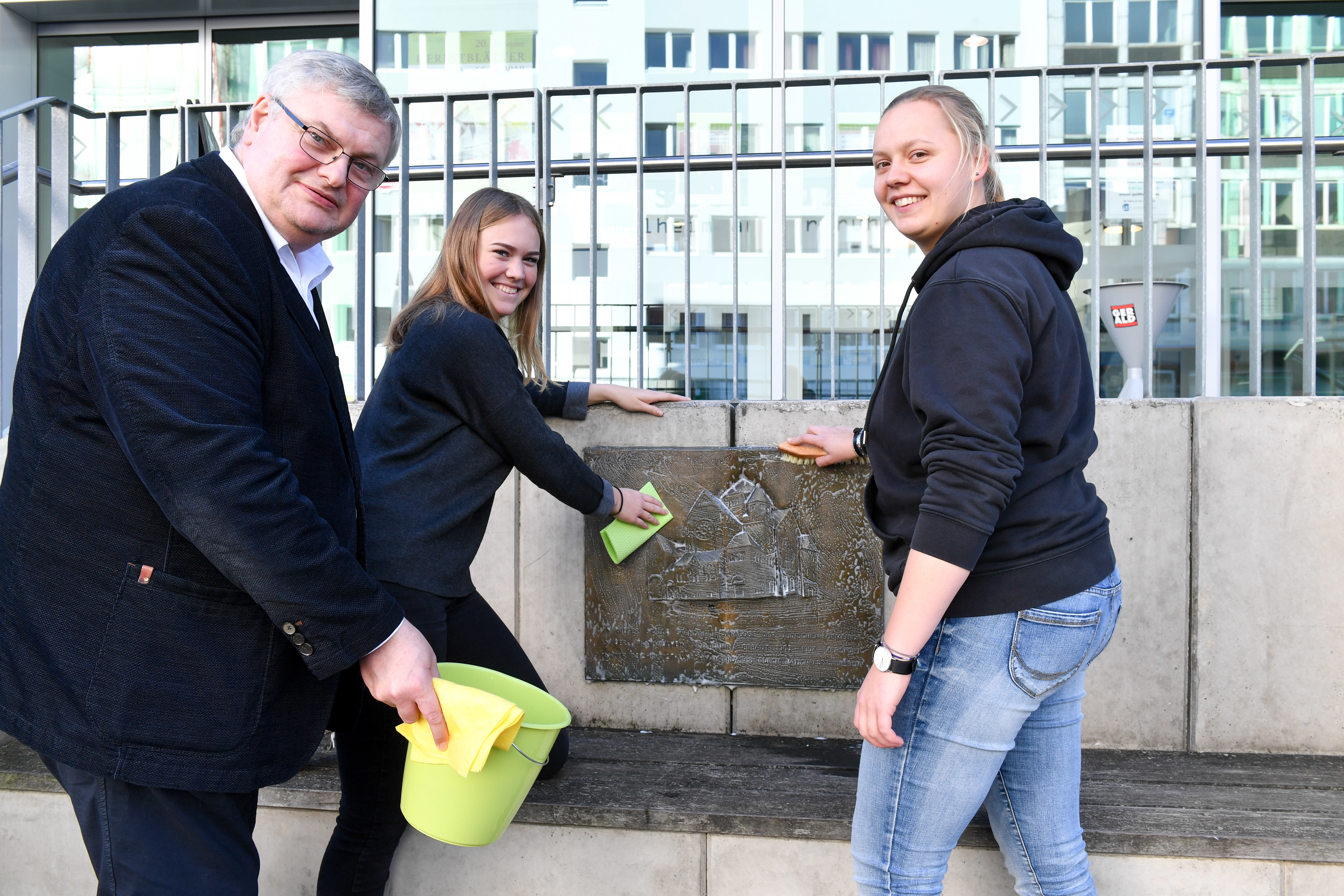 Markus Püll, Klara aus der Fünten und Antonia Bock reinigten die Tafel. Foto: PR-Foto Köhring/SC