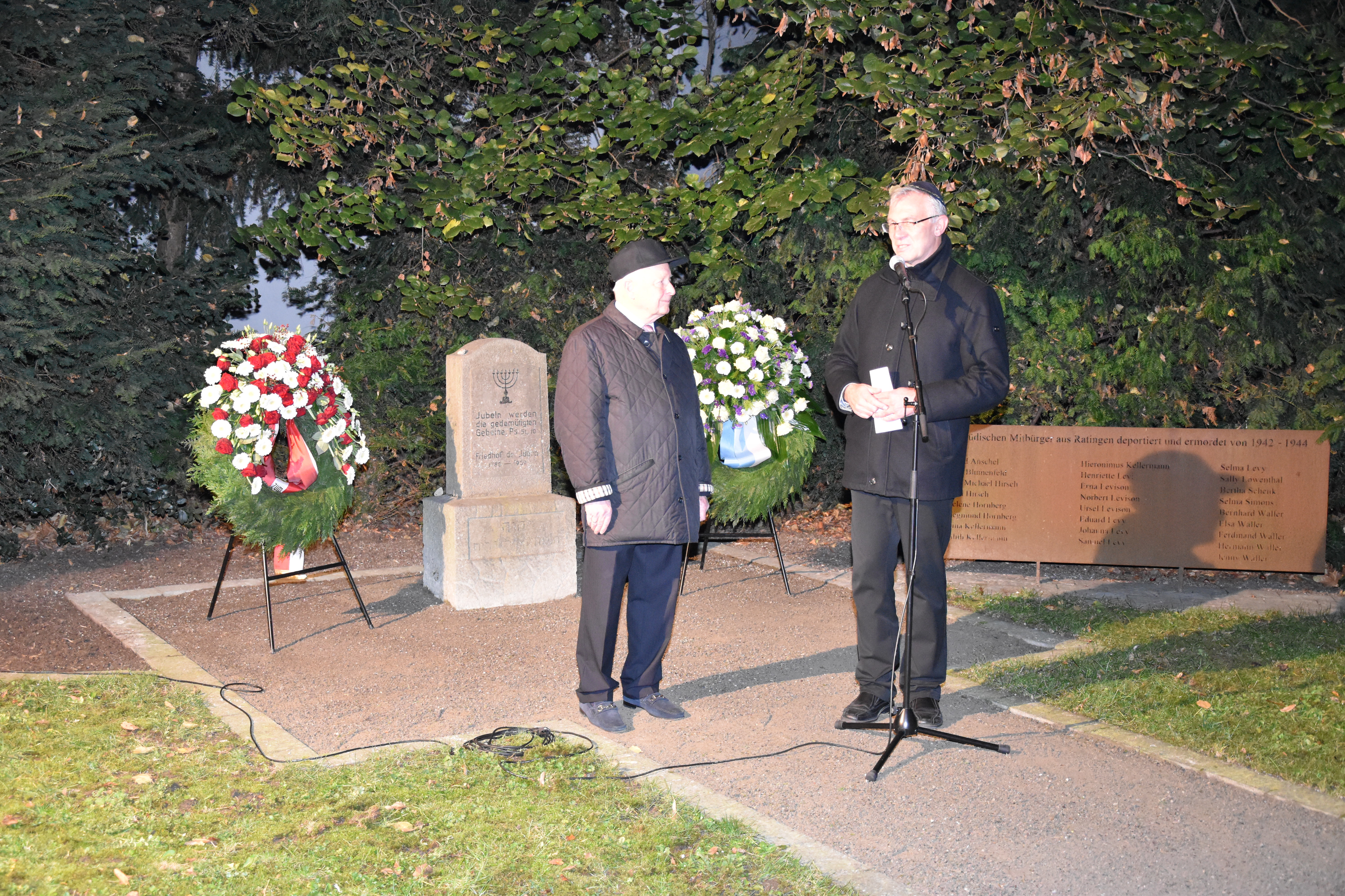 Nach dem Rundgang zu den Innenstadt-„Stolpersteinen“ legten Bürgermeister Klaus Pesch und Herbert Rubinstein, Vorsitzender der jüdischen Gemeinde Düsseldorf, am Ehrenfriedhof an der Werdener Straße Kränze zu Ehren der im Dritten Reich ermordeten Ratinger Juden nieder. Foto: Egon Schuster