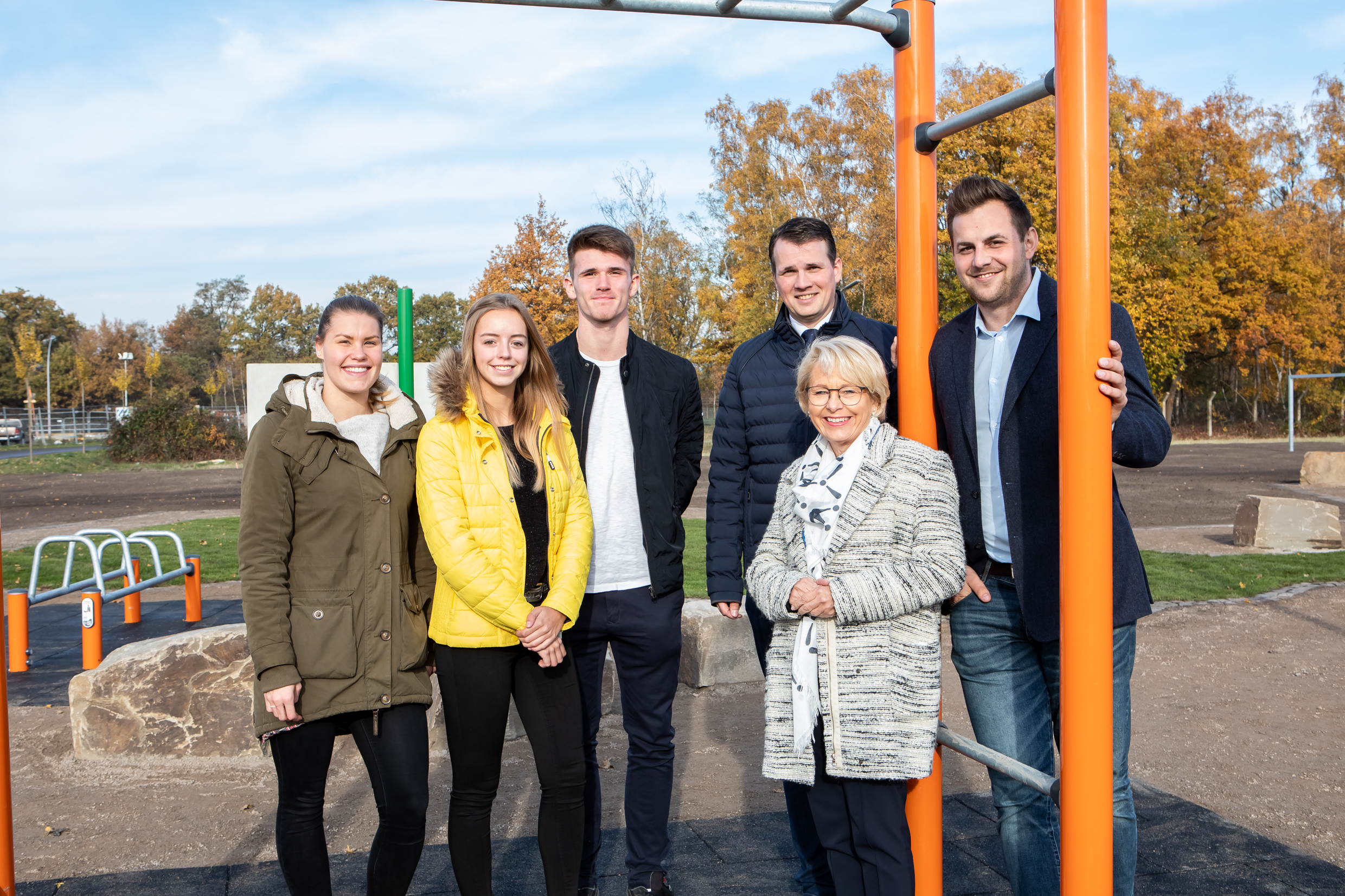 v.l. Schüler , Bürgermeister Tobias Stockhoff , Frau Bärbel Bergerhoff-Wodopia, Geschäftsführer des Planungsbüros Kemper Bennet Kemper.