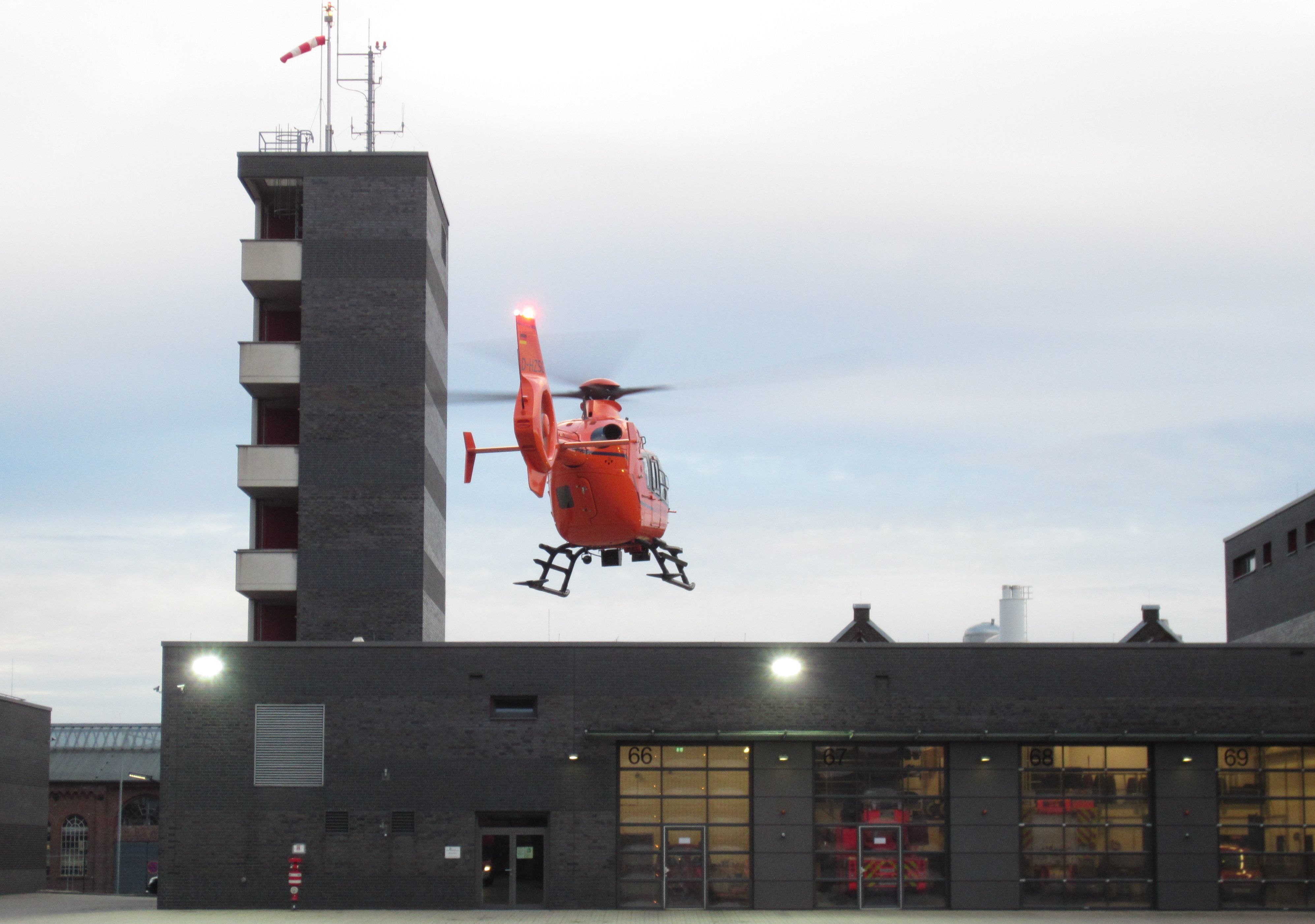 Der Rettungshubschrauber beim Abflug.