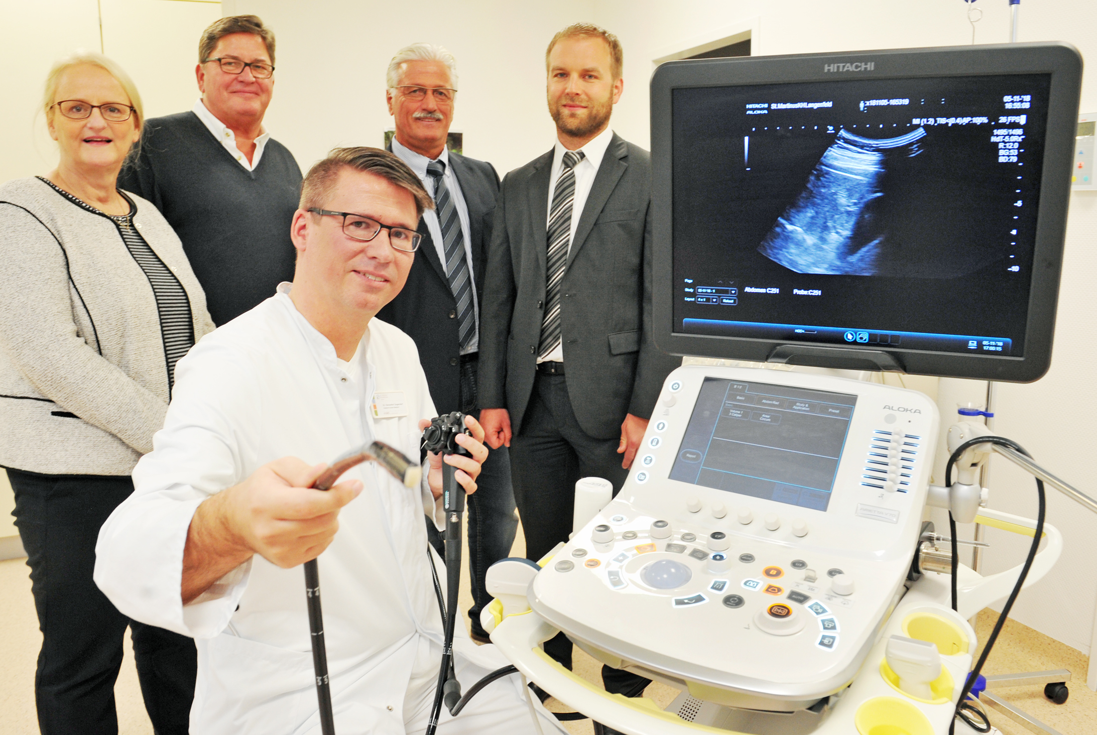 Die neue Endosonographie-Einheit ist bereits im Einsatz. Auf dem Foto (hinten v.l.): Marion Prell, 1. Beigeordnete der Stadt Langenfeld, Magnus Staehler, Vorsitzender des Fördervereins des St. Martinus-Krankenhauses, Dieter Braschoss, Vorsitzender des Krankenhausausschusses, und Stephan Muhl, Verwaltungsdirektor des St. Martinus-Krankenhauses. Vorne: Dr. Hansulfert Segendorf, Chefarzt Innere Medizin.