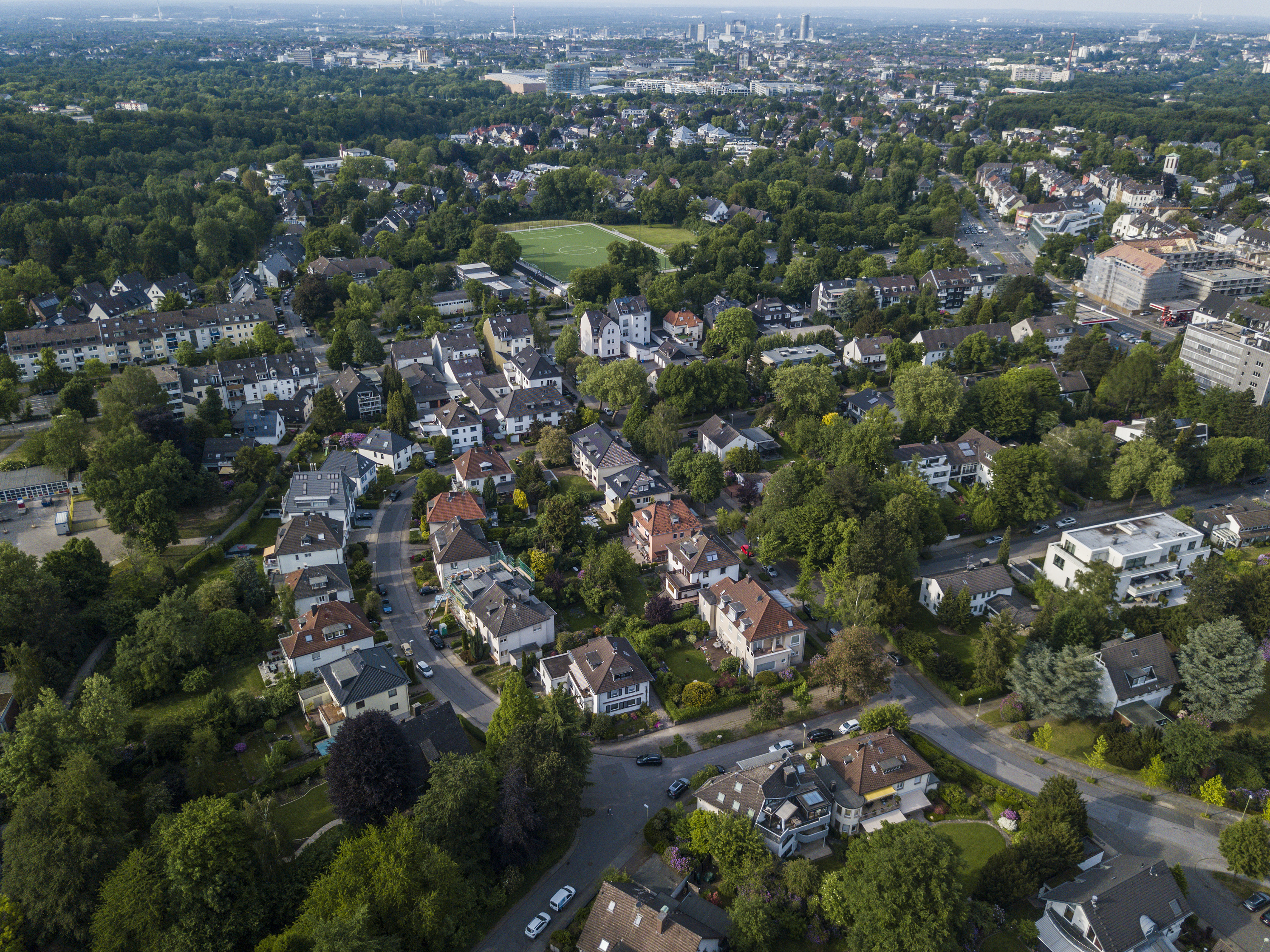 Bredeney (im Hintergrund die Essener City) gehört zum Programm der Bustour.