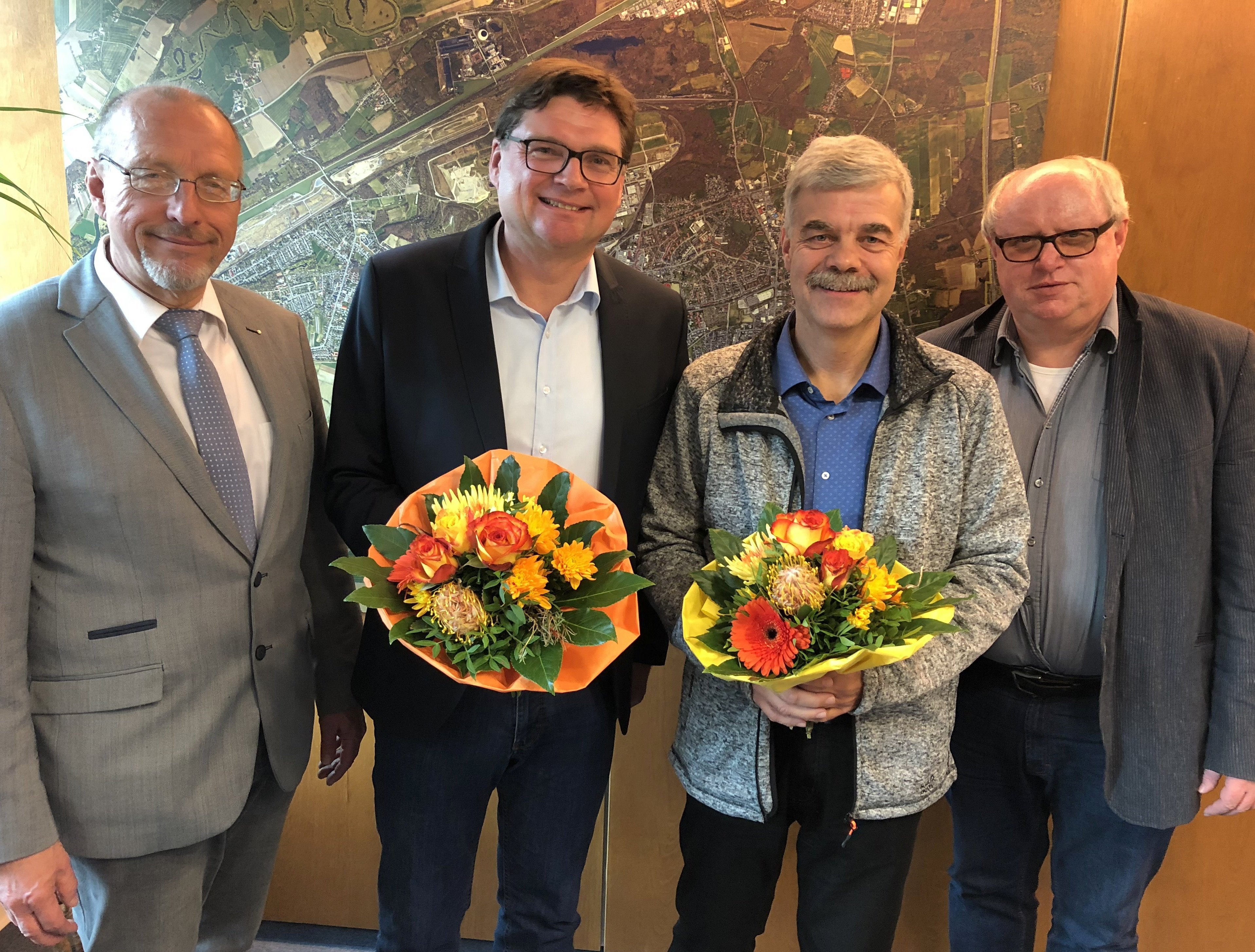 Bürgermeister Roland Schäfer (l.) und Bernd Roreger (r.) verabschiedete sich von Frank Bartsch (2.v.l.) vom Schiedsamt und begrüßten gleichzeitig Stefan Klußmann als neue Schiedsperson. Foto: Stadt Bergkamen