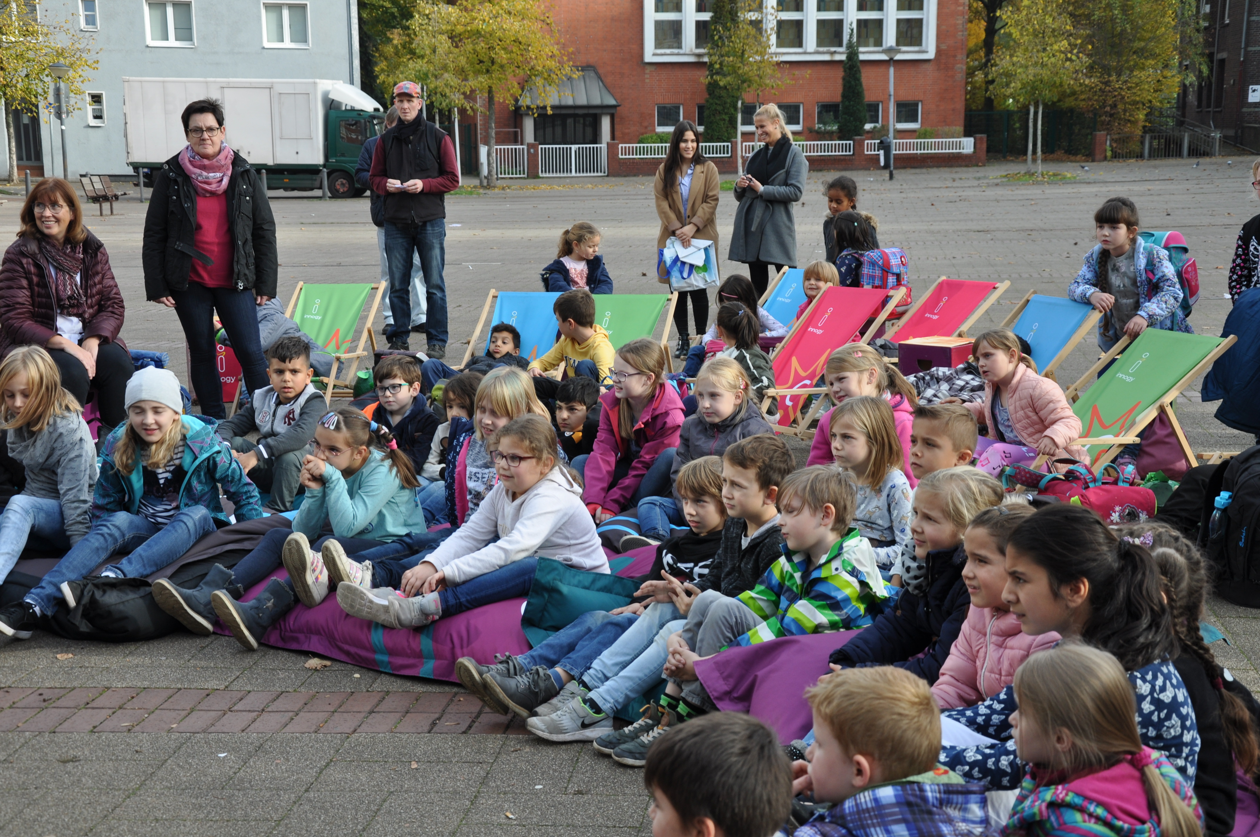Die Kinder der Maria Kunigunda Schule und des Familienzentrums Timpestraße sind schon neugierig auf die Bücher, die ab sofort entnommen werden können.