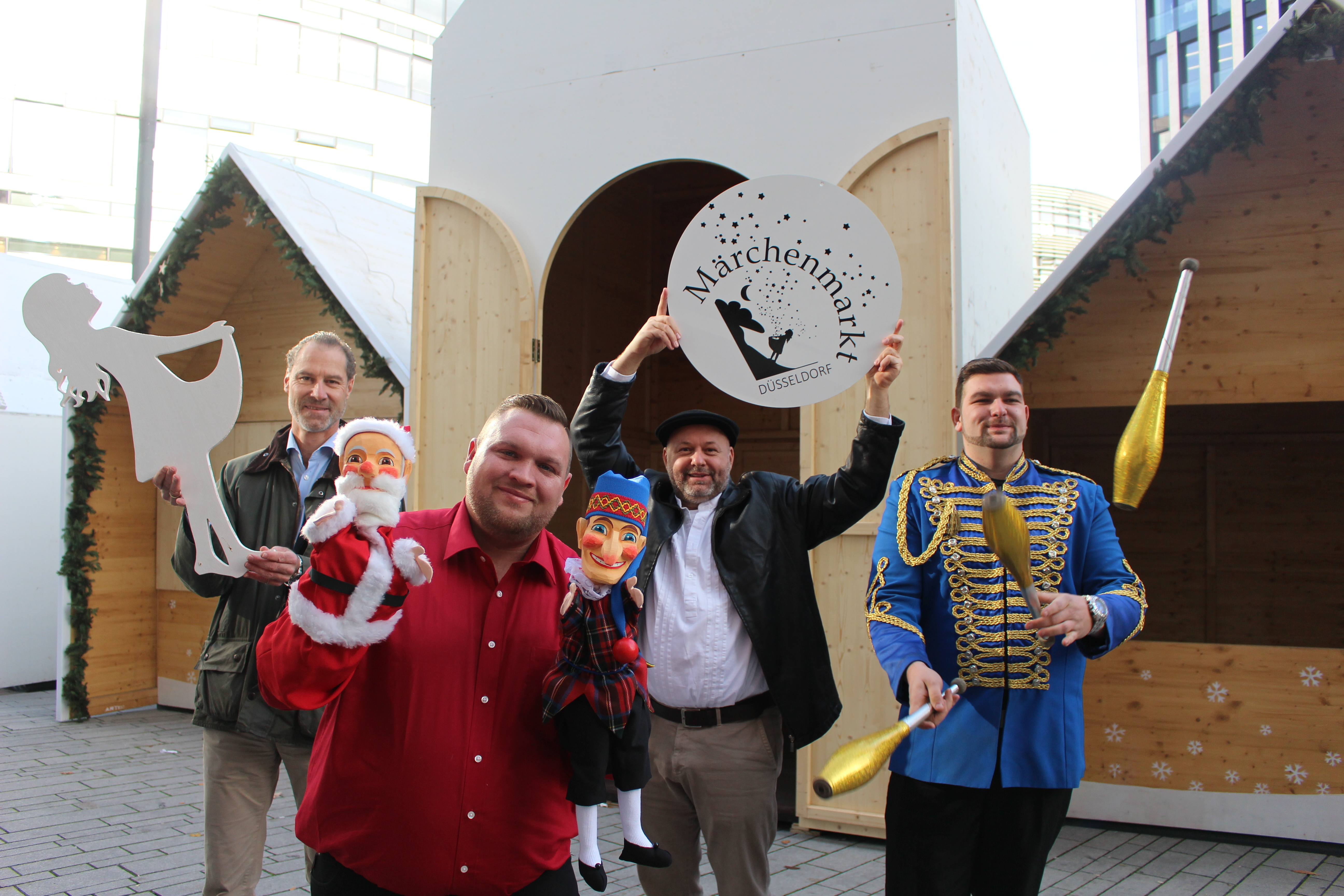 Ole Friedrich (Geschäftsführer Düsseldorf Tourismus), David Tscheike (Artist), Ivan Mallinowski (Geschäftsführer ARTec360), Joffrey Woitschack (Artist) (v.l.) präsentieren die Neuerungen auf dem diesjährigen Märchenmarkt.