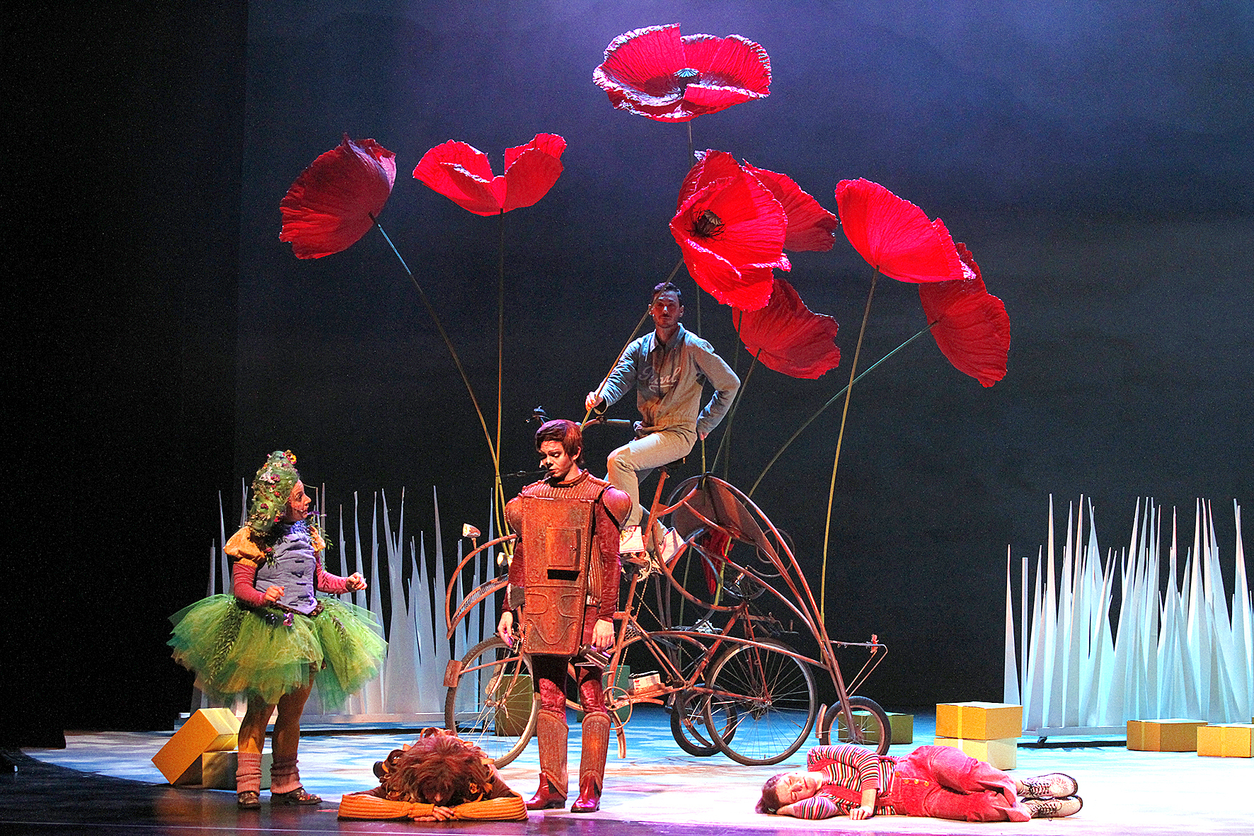 Die Weihnachtsmärchen im Theater Hagen haben eine lange Tradition. In diesem Jahr steht „Der Zauberer von Oz“ - eine märchenfantastische Geschichte von Lyman Frank Baum in einer Fassung von Anja Schöne mit Musik von Andres Reukauf auf dem Programm. Bis zum 25. Dezember werden insgesamt 36 Vorstellungen (Kindergarten- und Schulvorstellungen sowie Vorstellungen im Freiverkauf) angeboten. Die Premiere ist heute.