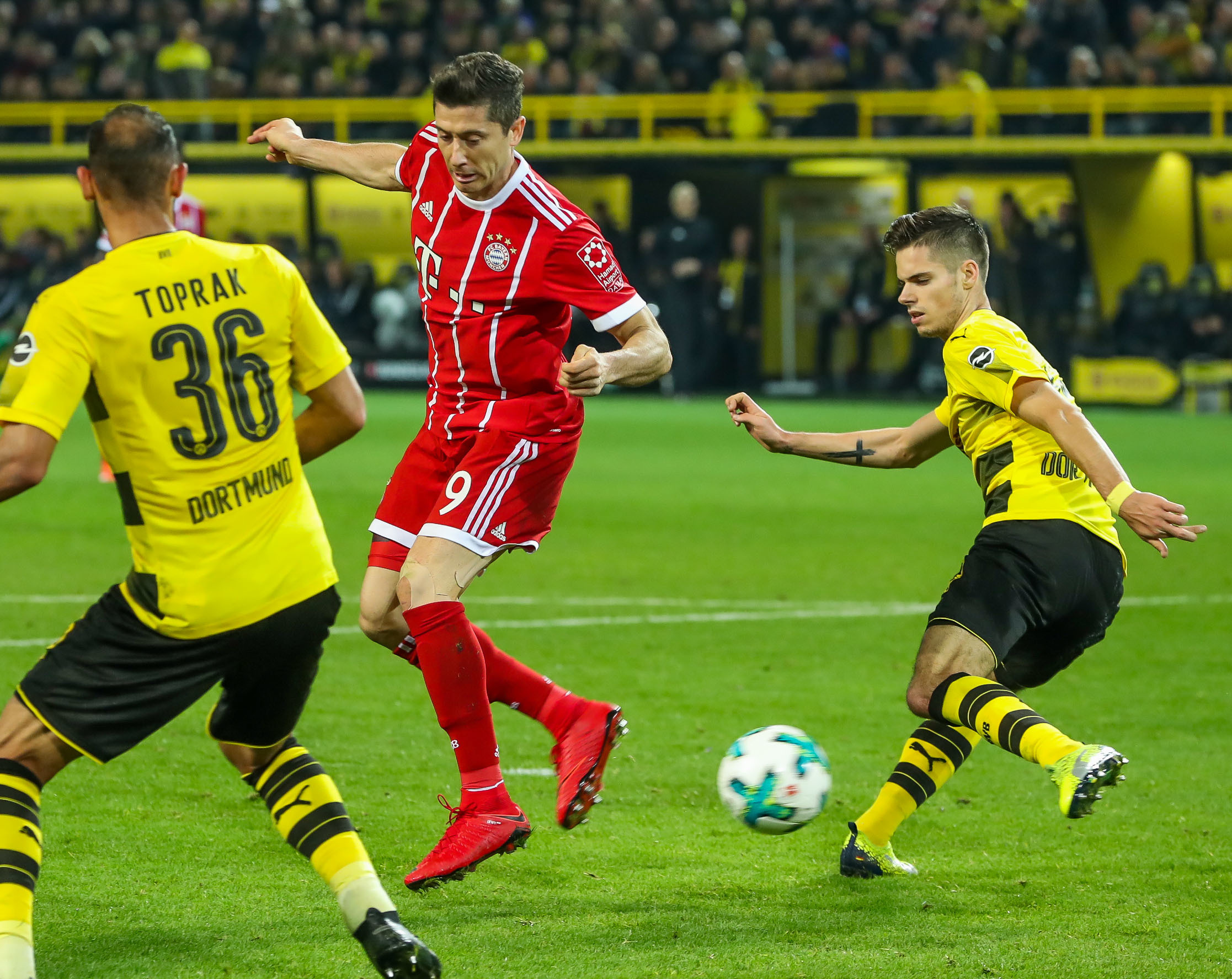 Der Ex-Dortmunder Robert Lewandowski (m.) und der FC Bayern München sollten tunlichst nicht beim BVB verlieren. Ansonsten droht der Deutsche Rekordmeister den Anschluss an die Tabellenspitze zu verlieren.