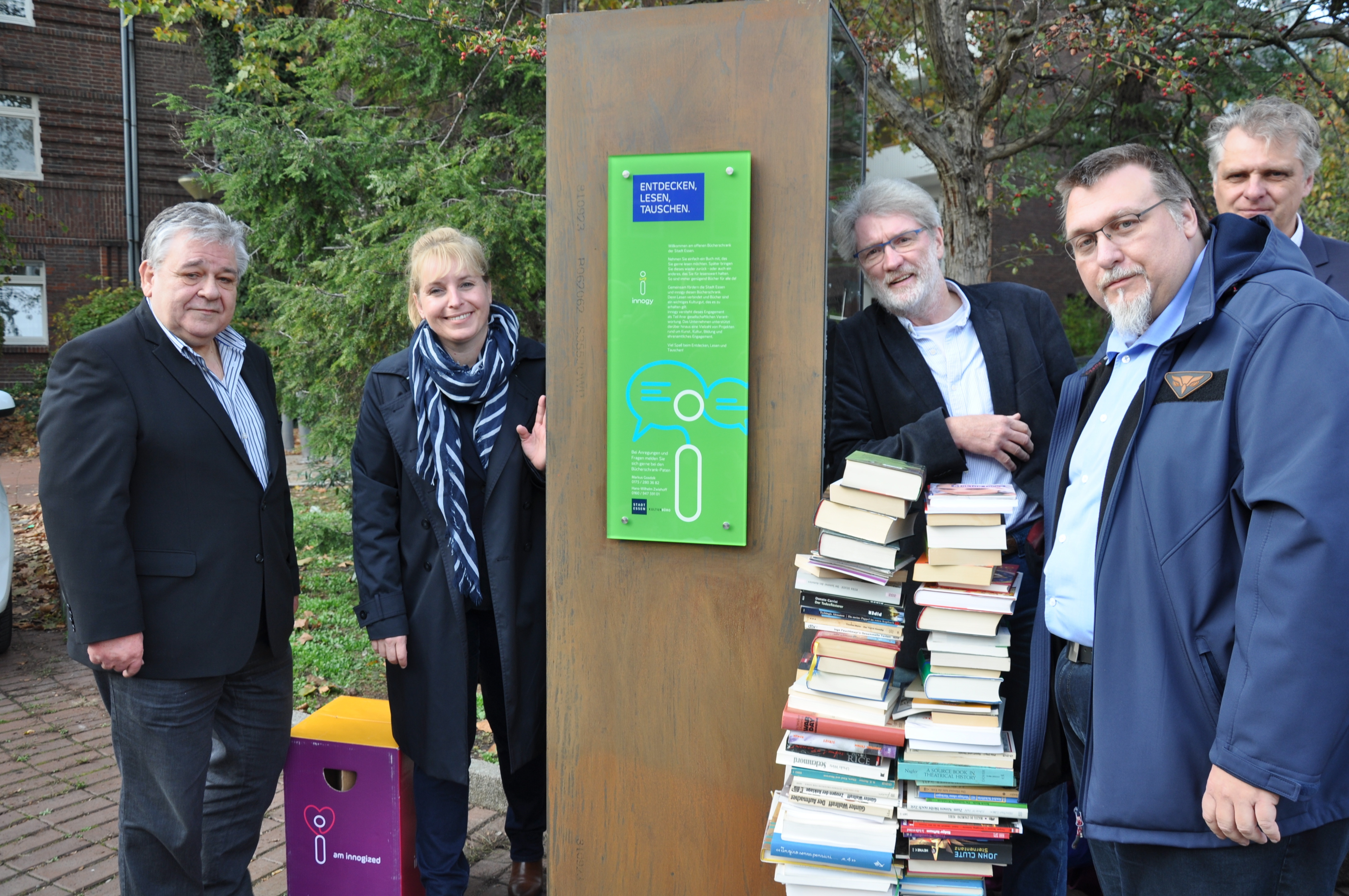 Sponsoren und Beteiligte freuen sich über den Bücherschrank auf dem Karnaper Markt.