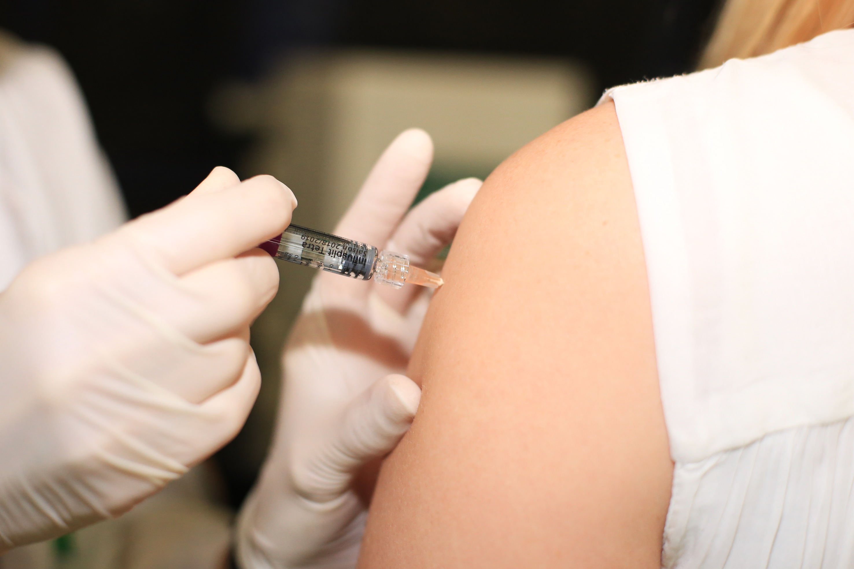 Apotheker Hermes zur Grippeimpfung: „Wer geimpft ist, schützt nicht nur sich selbst vor einer schweren Influenza-Erkrankung, sondern vermeidet auch andere anzustecken. Das ist in Arztpraxen, Kliniken und Pflegeeinrichtungen besonders wichtig.“ Foto: Landeshauptstadt Düsseldorf-Ingo Lammert