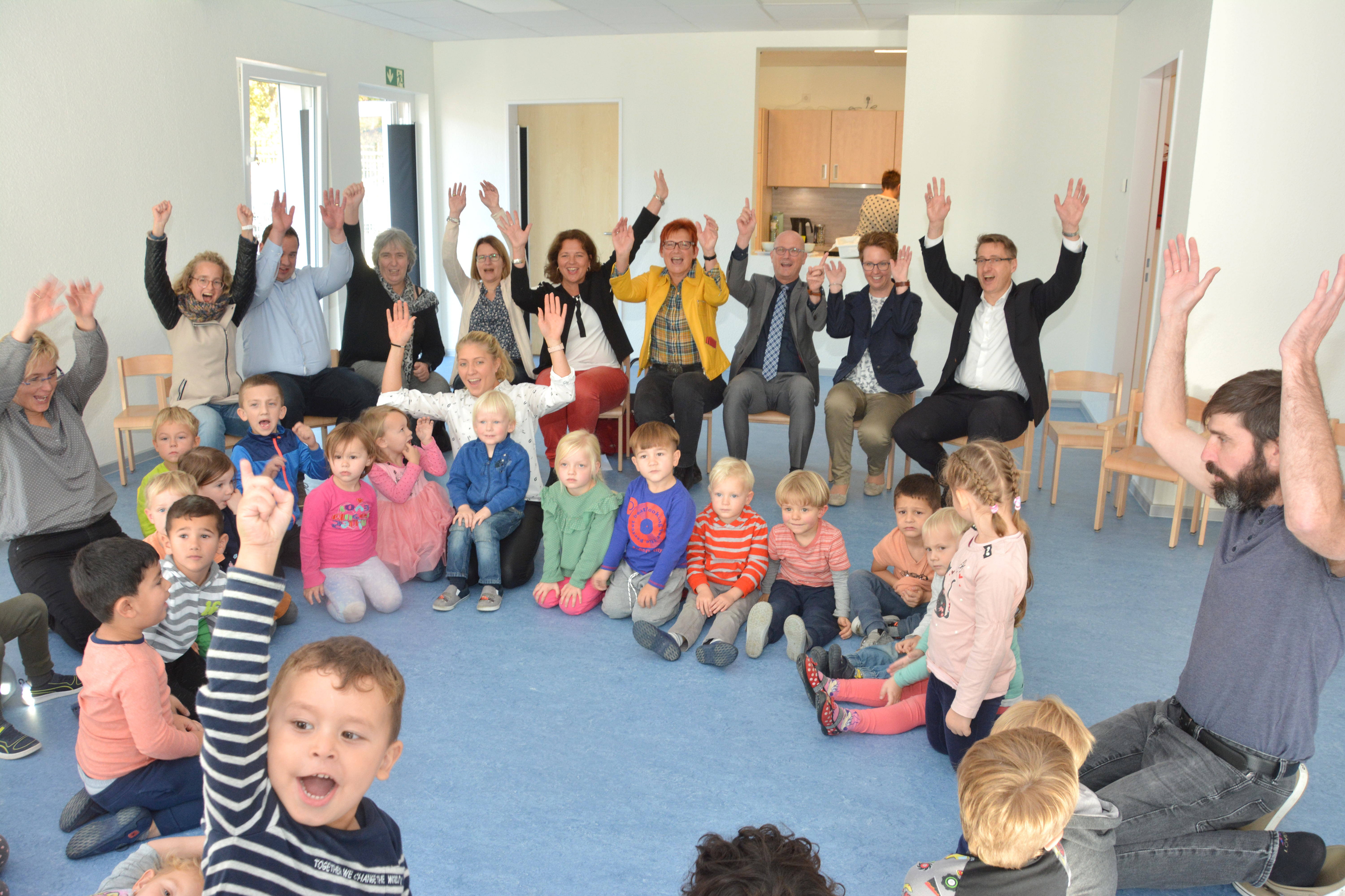 Hurra! Kinder und Verantwortliche freuen sich über den Einzug in die neue Kindertagesstätte der AWO. Foto: Jörg Terbrüggen