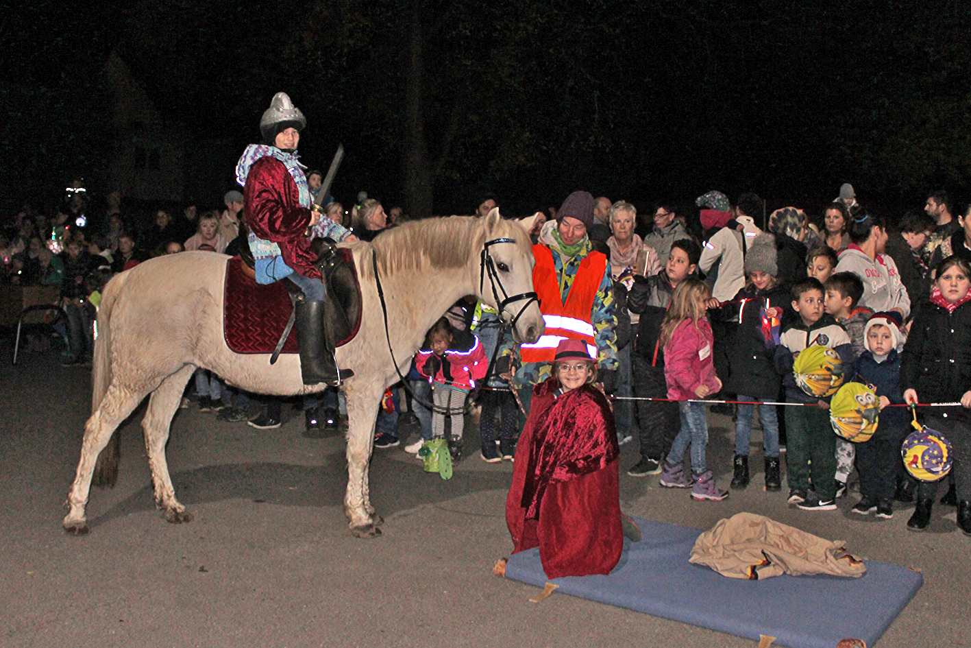 Foto © Jürgen Thoms ■ Tanja Felgenhauer mit Pony Catriona, Mona Felgenhauser als St. Martin und Taissia als Bettler