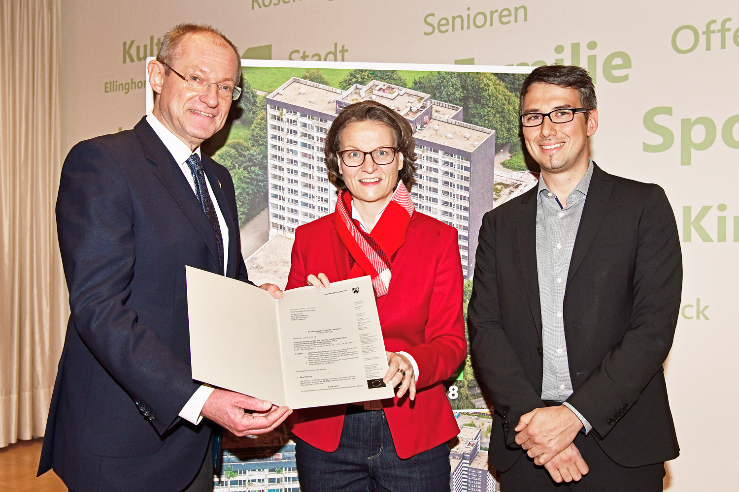 Da strahlten Bürgermeister Ulrich Roland (links) und Stadtbaurat Volker Kreuzer regelrecht um die Wette: Im Rathaus überreichte die nordrhein-westfälische Bauminsterin Ina Scharrenbach den amtlichen Förderbescheid in Höhe von 1,164 Millionen Euro für den Abriss der Schrottimmobilie Schwechater Straße 38 in Rentfort-Nord.