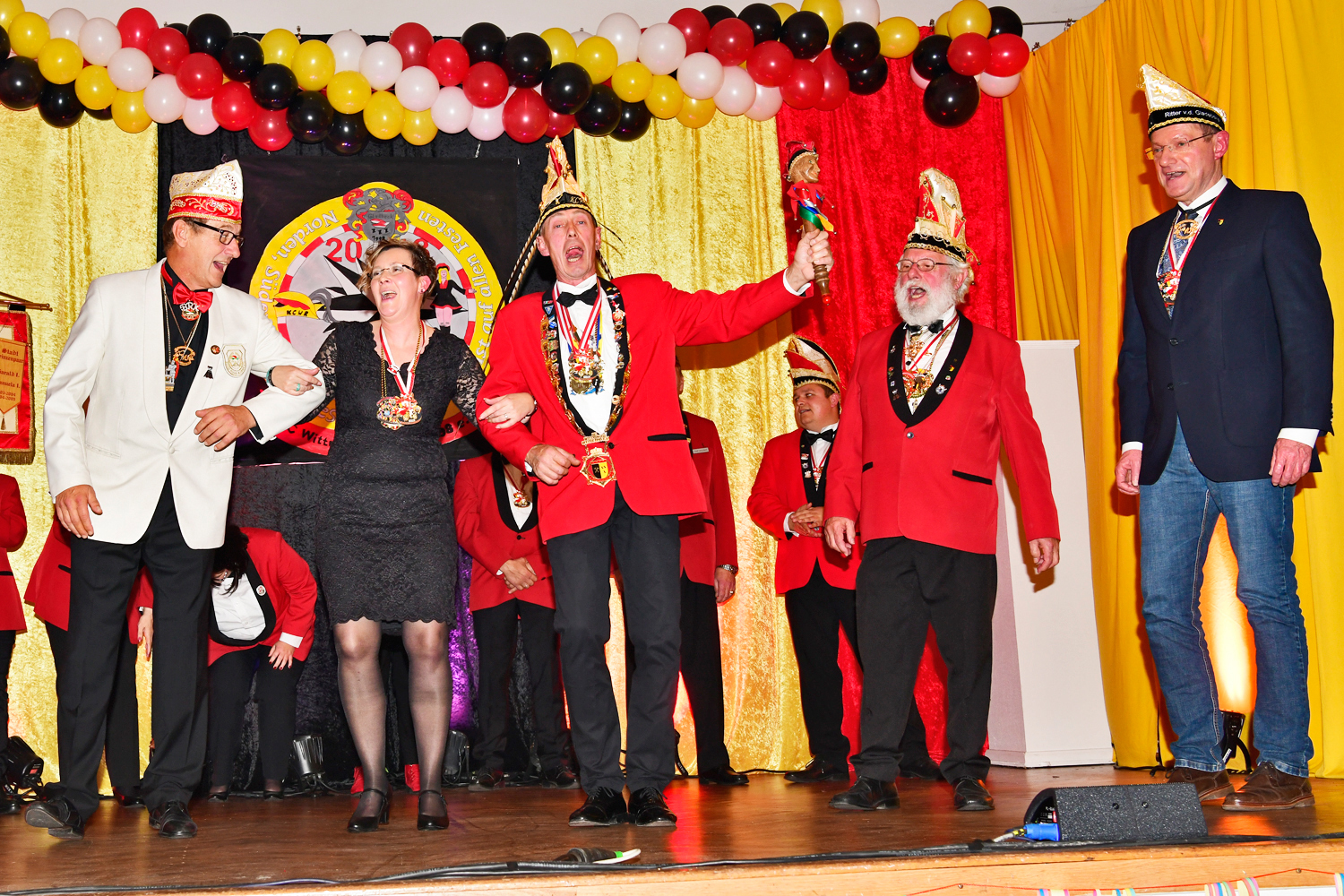 Ausgelassene Stimmung herrschte beim "Hoppeditz-Erwachen", mit dem die "Wittringer Ritter" bereits am vergangenen Freitag, 9. November, in die Karnevalssession 2018/2019 starteten. "Abschied nehmen" lautete die Devise für das bisherige KCWR-Prinzenpaar Jörg I. (Mitte) und seine Lieblichkeit Claudia I. (2. von links). Doch das trübte auch bei Bürgermeister Ulrich Roland (rechts) und dem KCWR-Ehrenvorsitzenden Toni Blümer (2. von rechts) die gute Laune in keinster Weise.