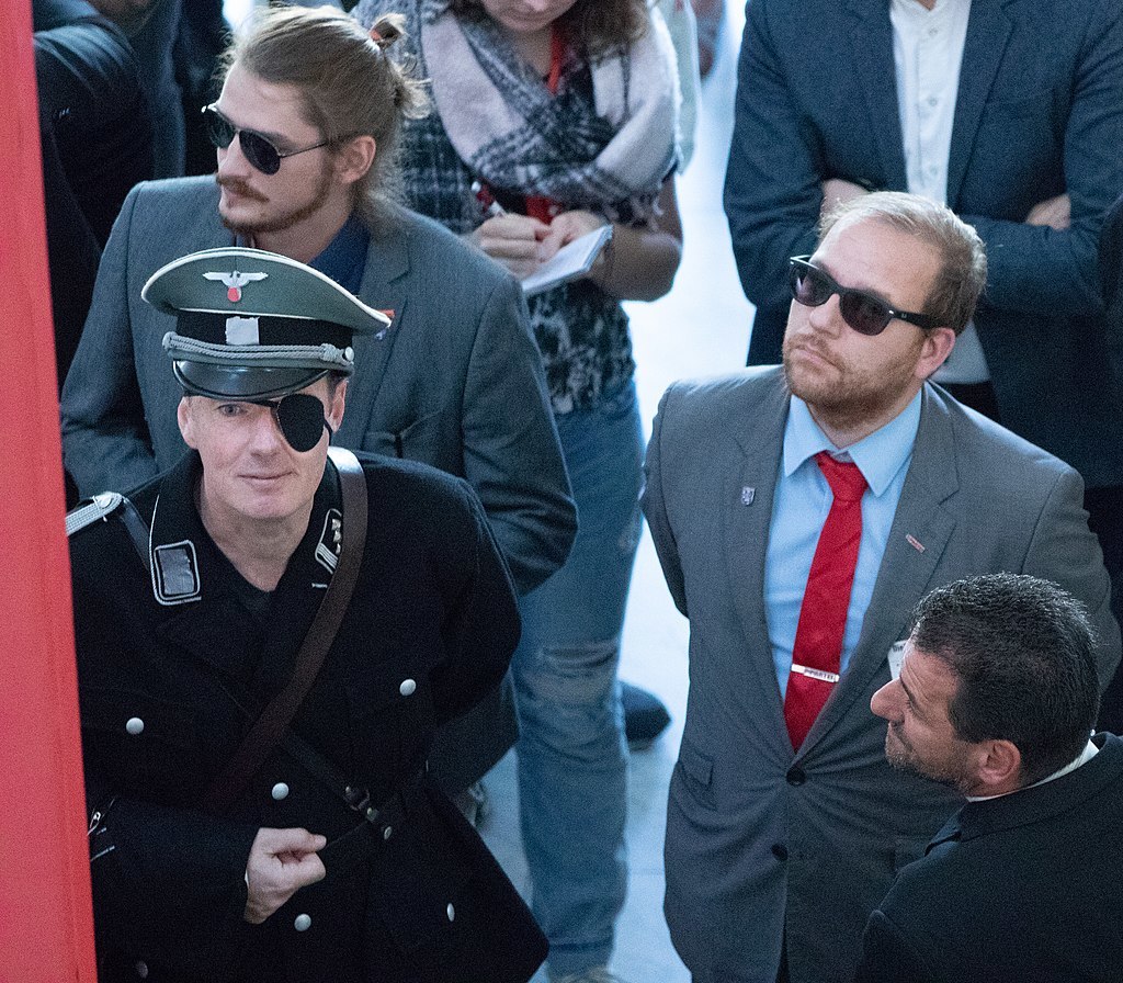 Martin Sonneborn (MEP) in Stauffenberg-Verkleidung mit Parteikollege Nico Wehnemann auf der Frankfurter Buchmesse im Jahre 2018.