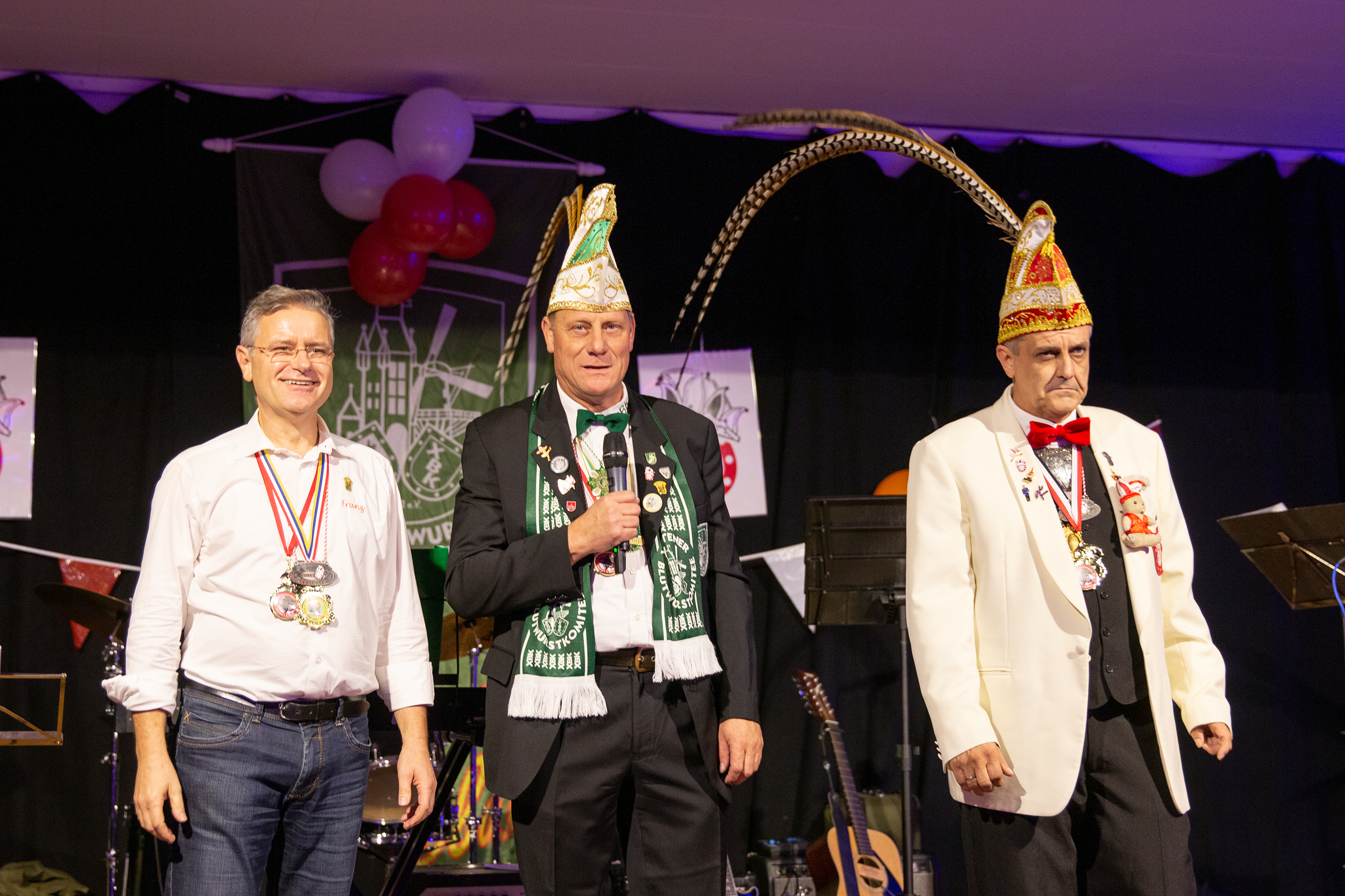 Franz Steeger (Halt Pölje), Werner van Gemmeren (XBK) und Ralf Hussmann (XVC) begrüßten die Gäste zur gemeinschaftlichen Auftaktveranstaltung des Xantener Karnevals