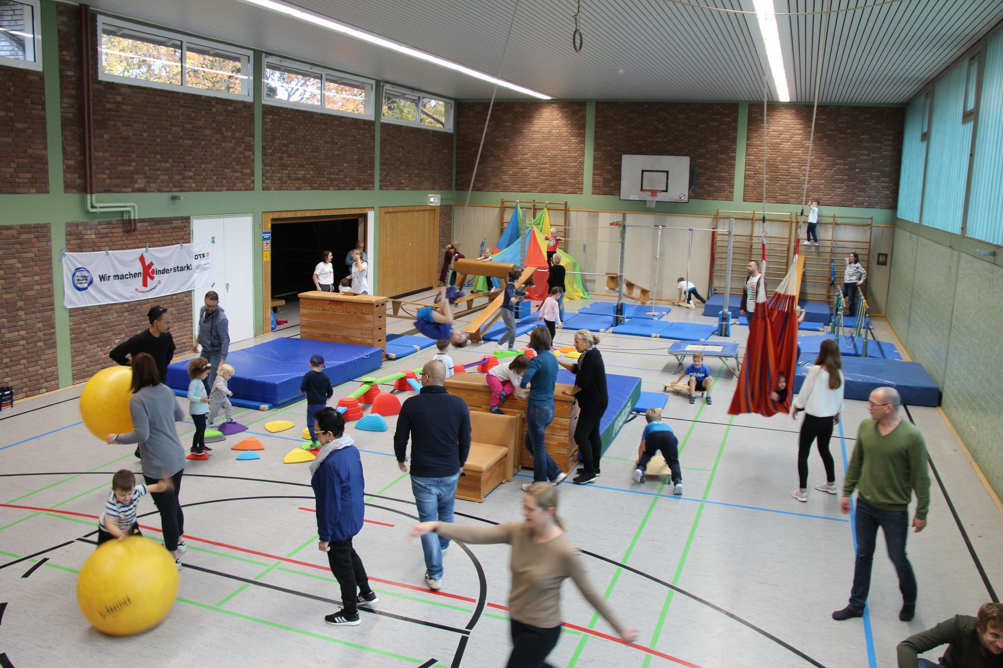 Kinder absolvierten 730 Purzelbäume beim Tag des Kinderturnes: Viel