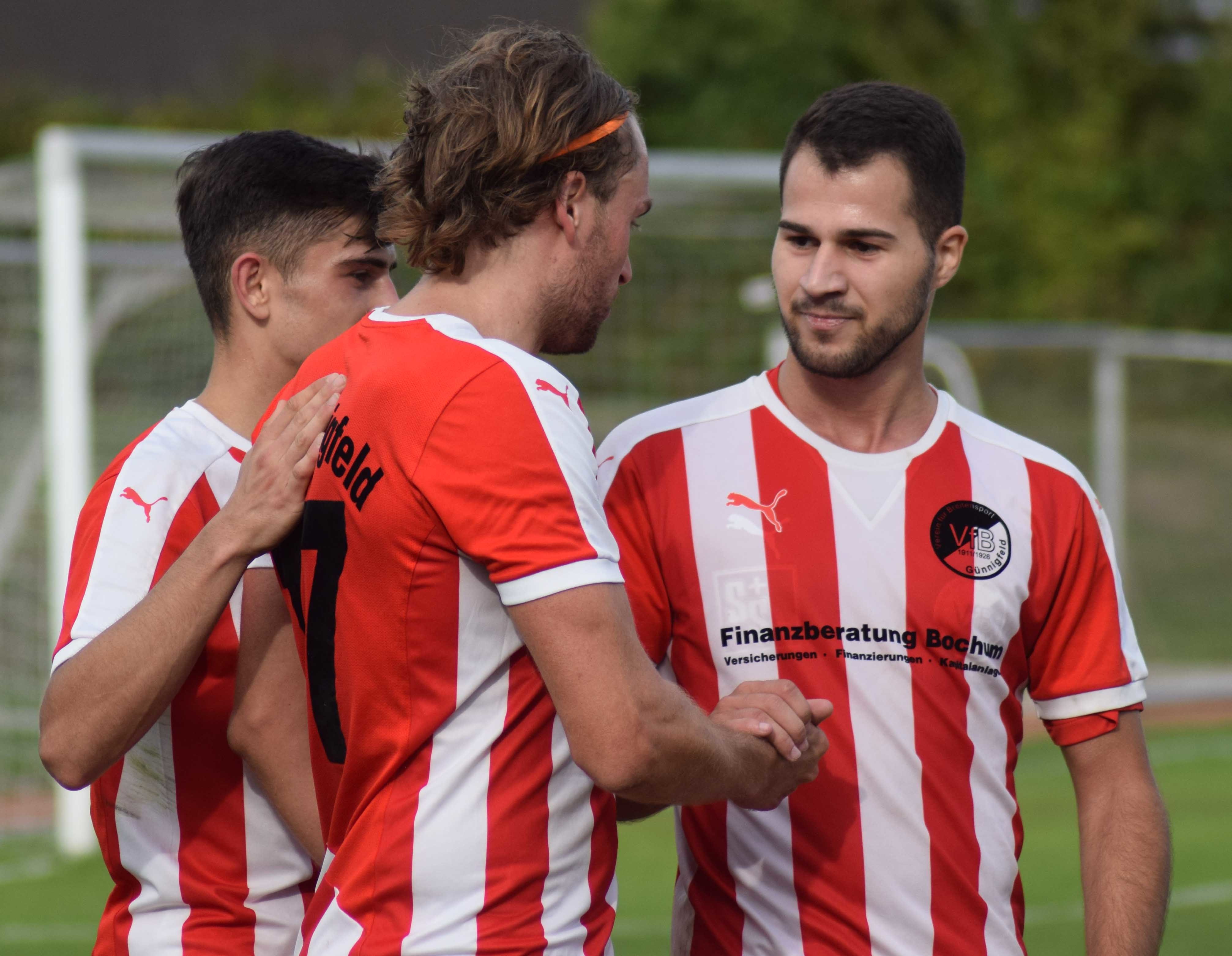 VfB-Torschützen unter sich: Max Schreier (Mitte) und Peter Zejewski (rechts). Foto: Peter Mohr