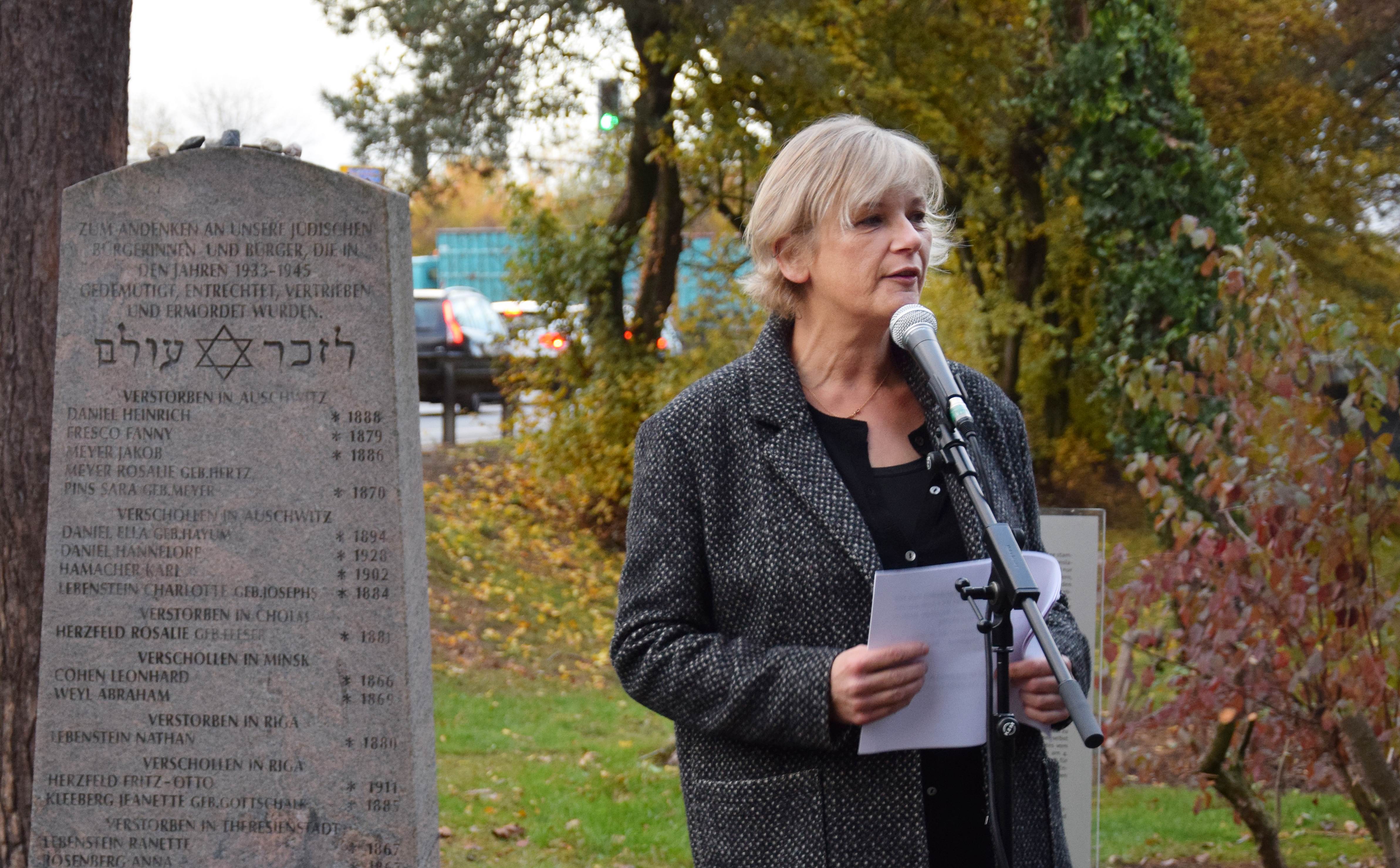 SPD-Vorsitzende Beate Pliete erinnerte am jüdischen Friedhof an die Schrecken des Naziregimes.