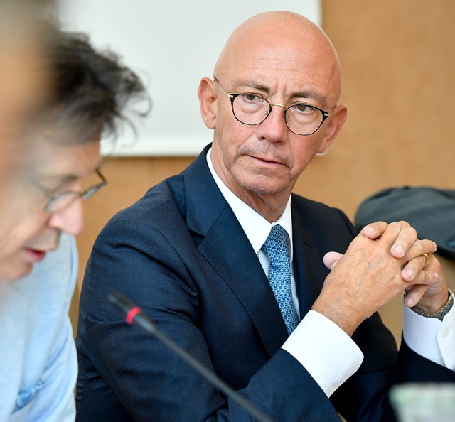 Oberbürgermeister Ulrich Scholten leitete eine Ratssitzung, die beinahe abgesagt worden wäre.
Foto: Andreas Köhring