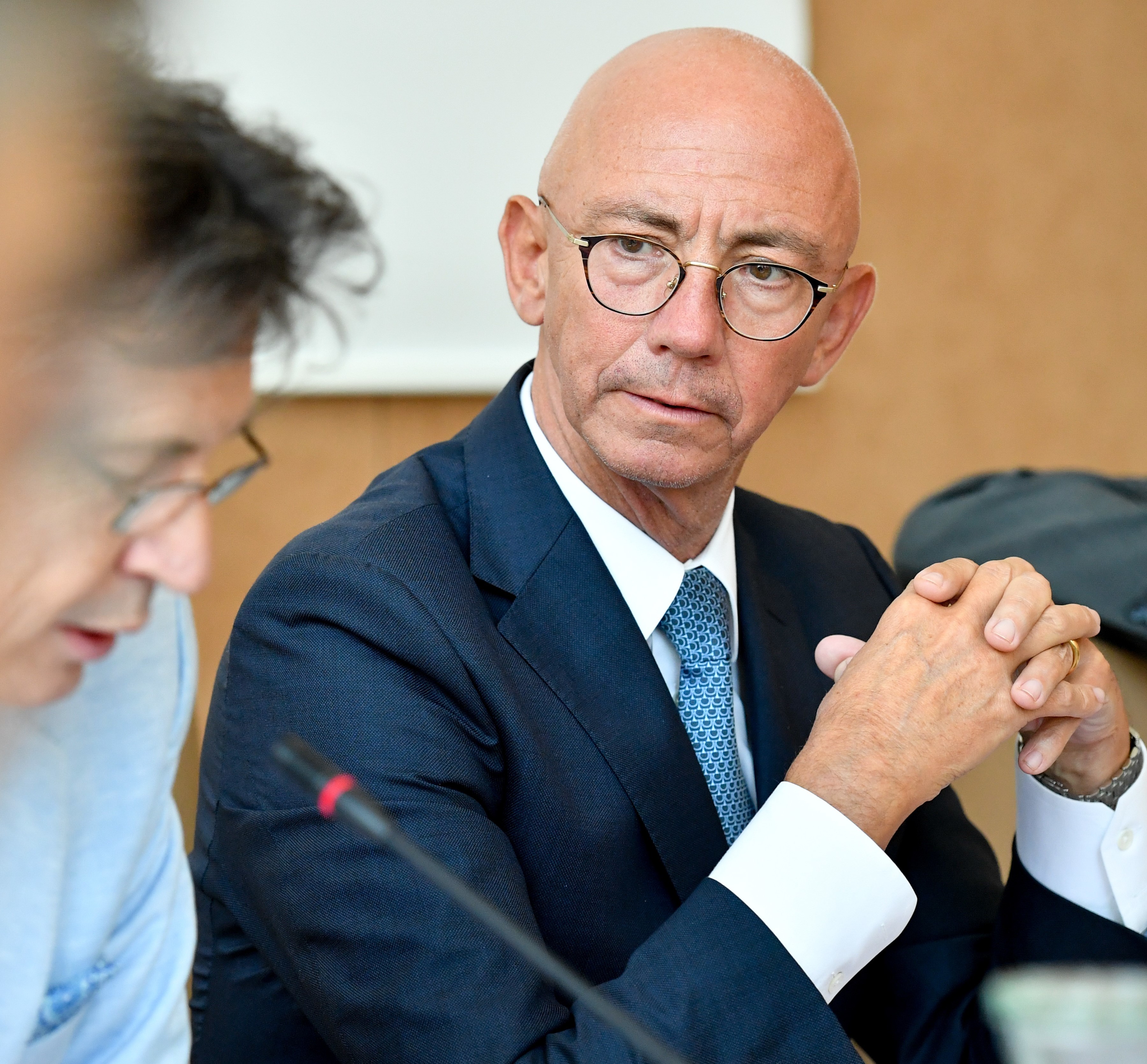 Oberbürgermeister Ulrich Scholten leitete eine Ratssitzung, die beinahe abgesagt worden wäre.
Foto: Andreas Köhring