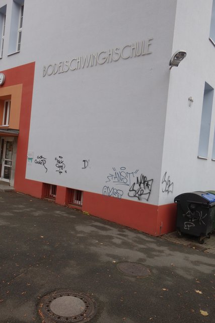 Irre Schmierei an den Schulhauswänden.
