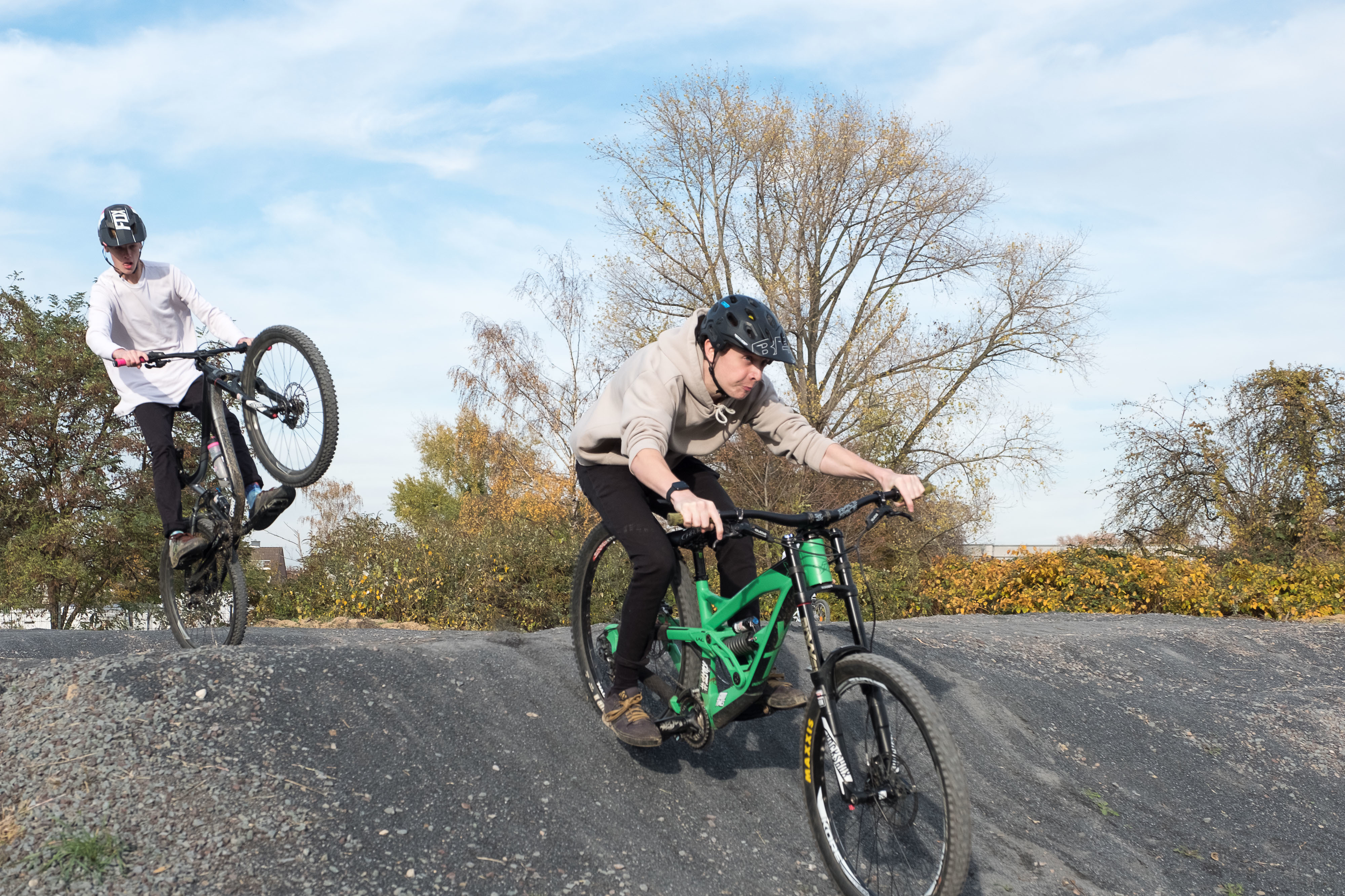 Eröffnung des Dirtparks in Mörsenbroich - und sofort gingen die Mountainbiker auf die Strecke. Foto: Landeshauptstadt Düsseldorf/Uwe Schaffmeister