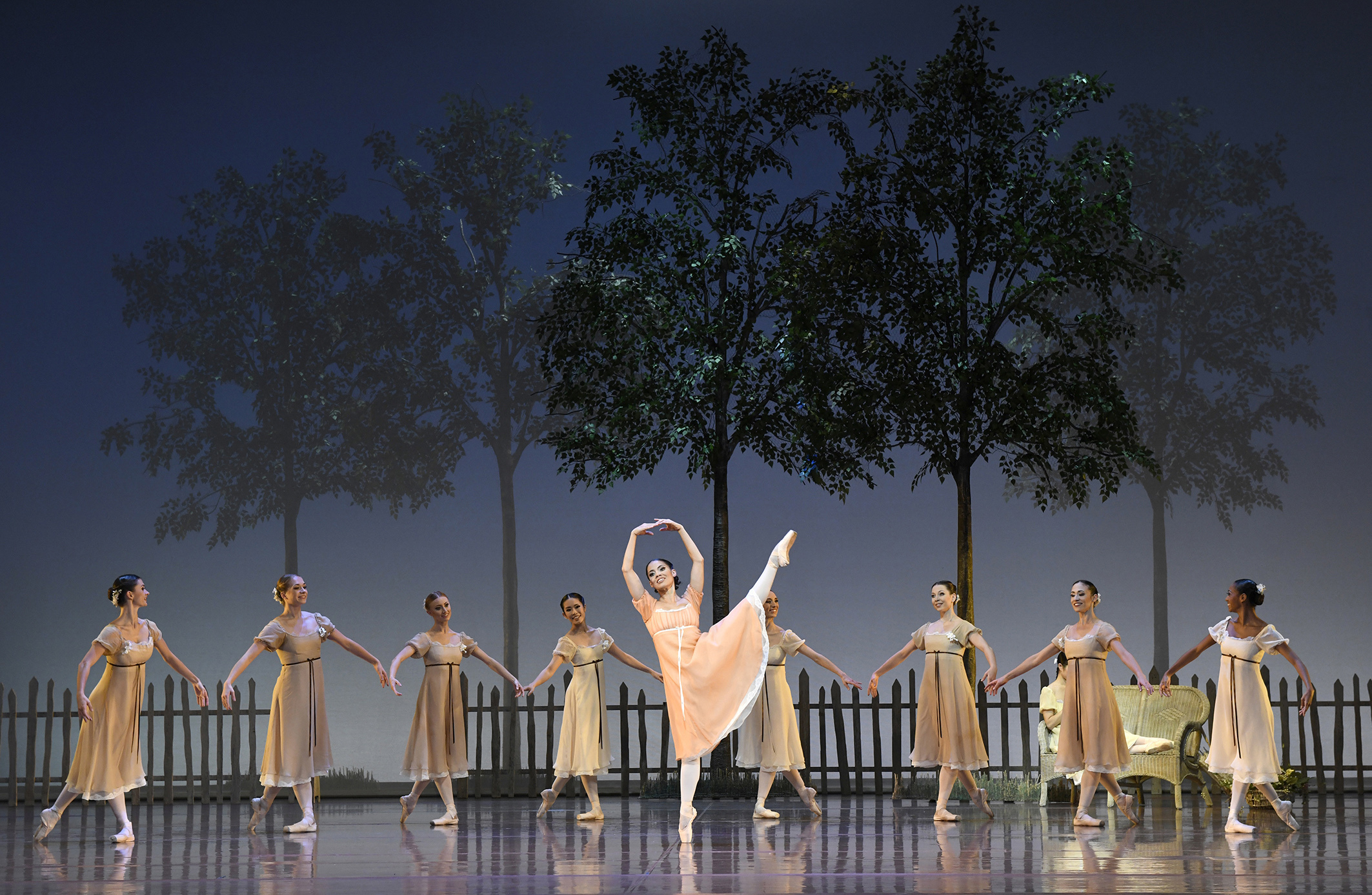 Traumhafte Bilder auf der Aalto-Bühne, hier eine Szene mit Yanelis Rodriguez (Olga) und dem Corps de ballet.