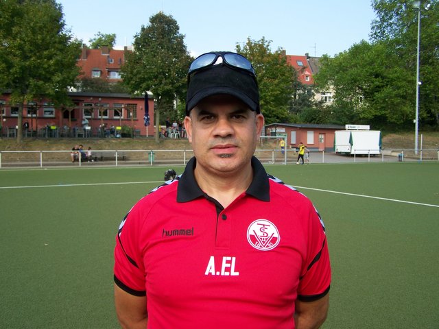 Adnane El Alami, Trainer der E1 Mannschaft von TuS Essen – West 1881, 44 Jahre alt, verheiratet, 3 Kinder, Hobbies: Kickboxen, Taekwondo, seit 2008 bei TuS, Saisonziel: 1. Platz