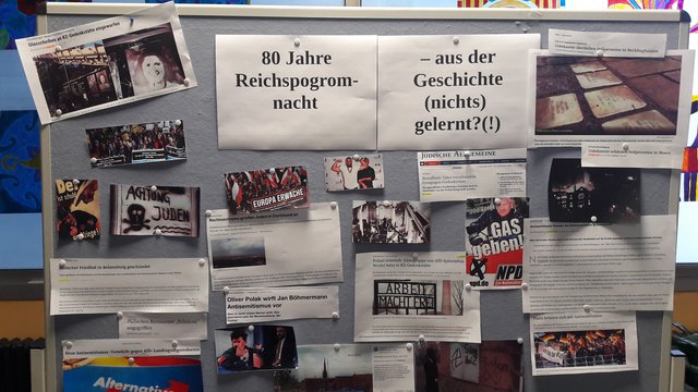 Die Schüler stellten Zeitungsartikel und historische Dokumente aus.