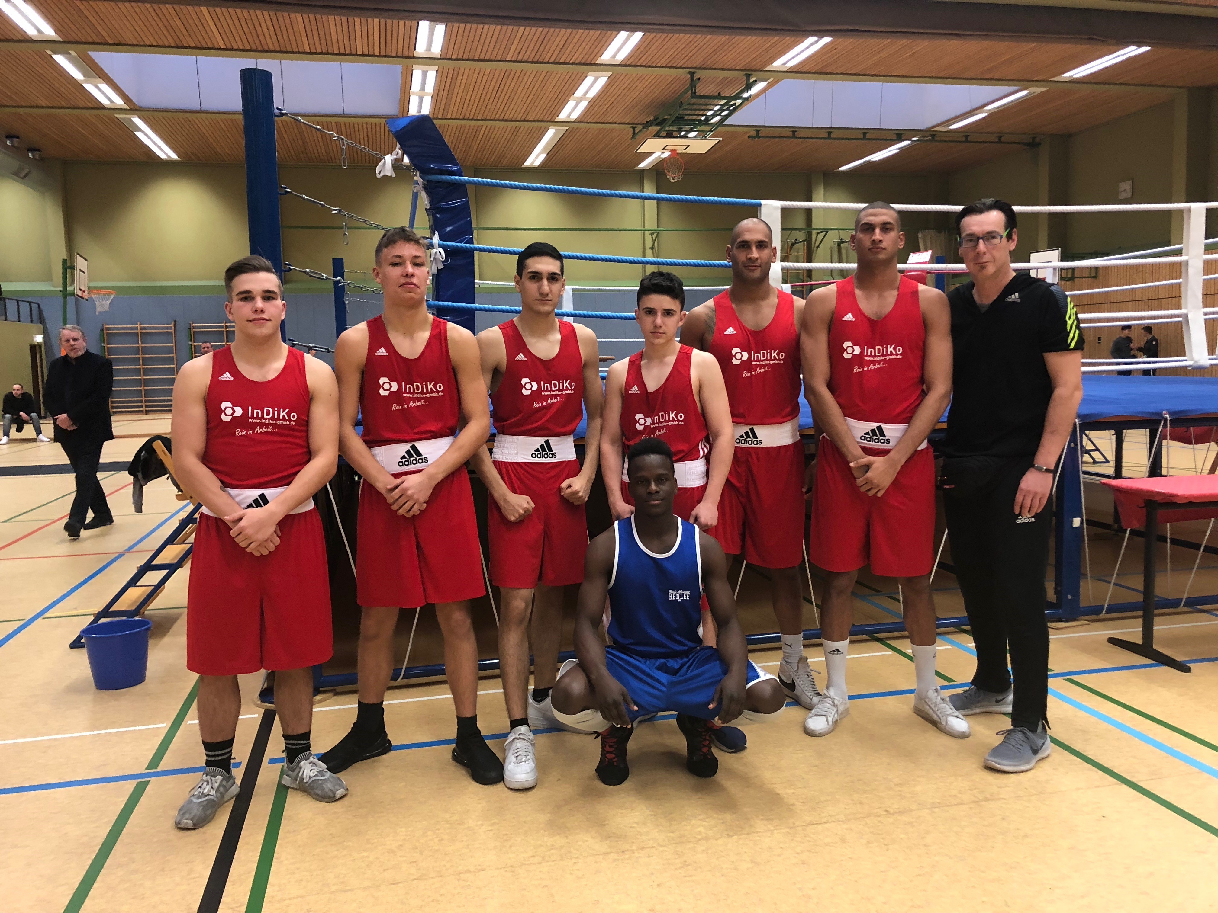 Das Team in Bürstadt:
Leon Kehl, Jason, Lindner, Mohammed Haimami, Andy Pazari, Mähdi Nasef, Hadi Nasef, Frank Nierhaus
knieend: Chris Marco Eloundou