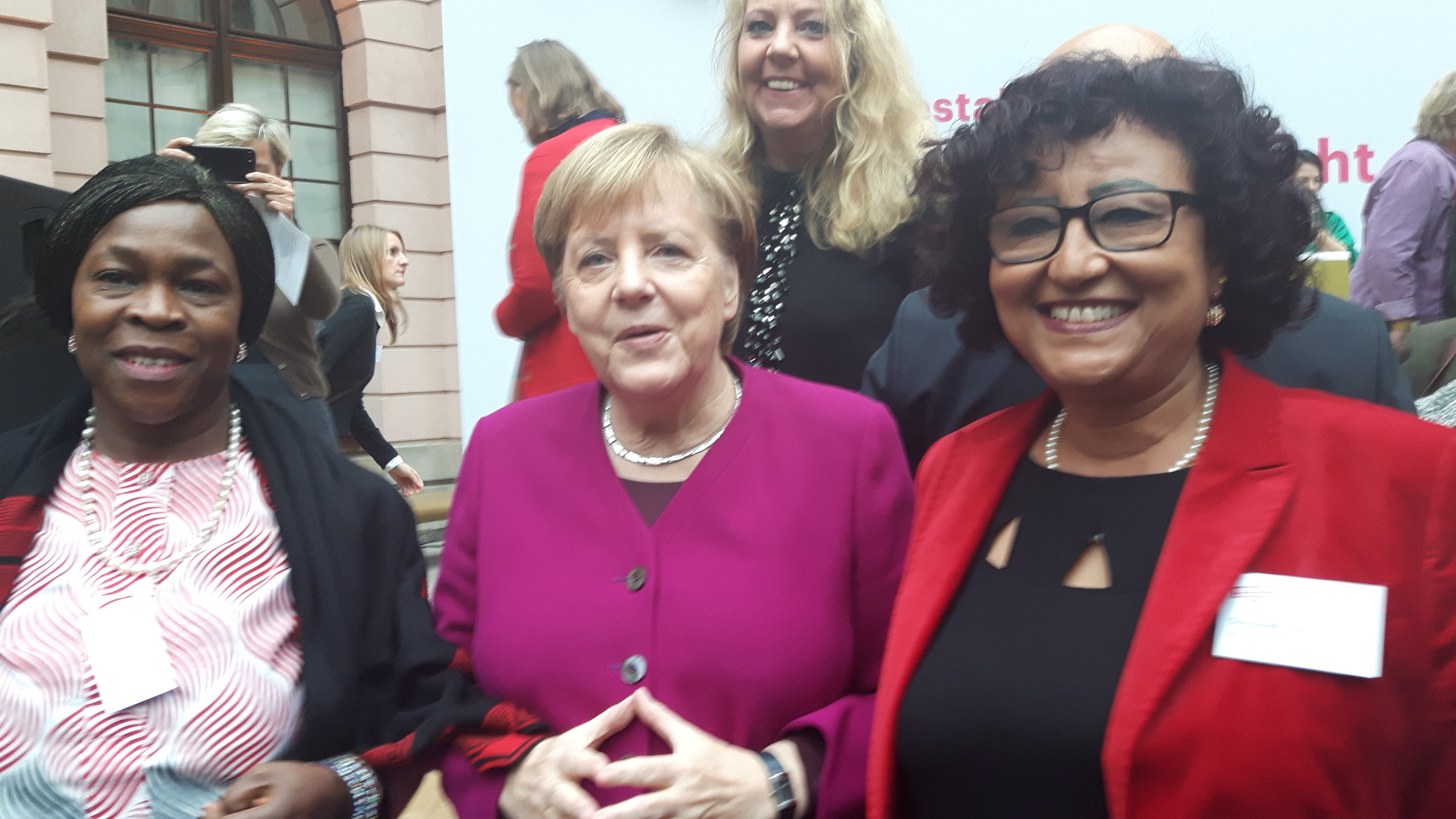 Ratsfrau Bianca Dausend (hinten) trifft gemeinsam mit Helene
weber Preisträgerinnen Angela Merkel